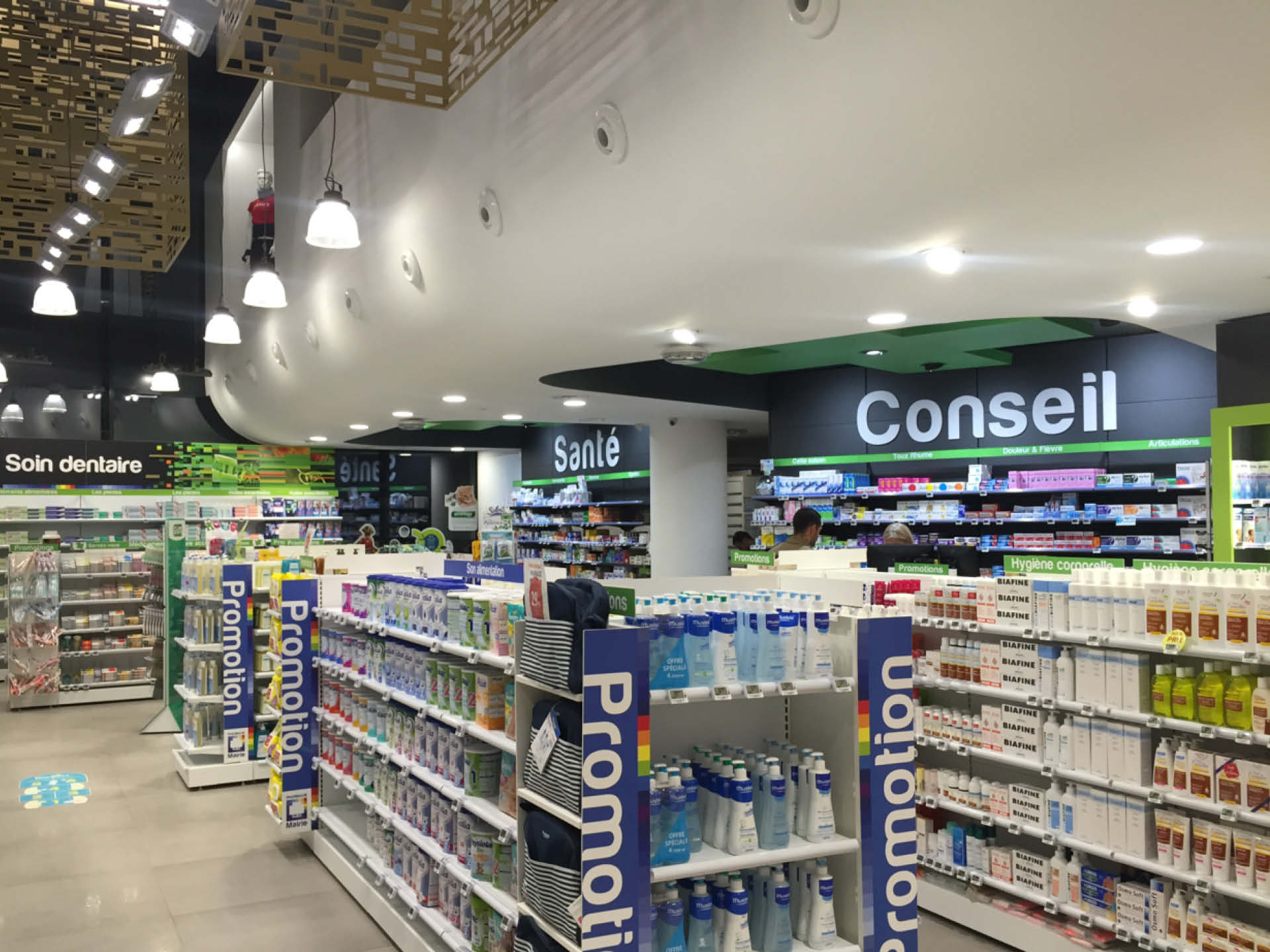 Signalétique claire et colorée au sein de la pharmacie de la Mairie, facilitant l’orientation et la lecture de l’offre pour les patients.