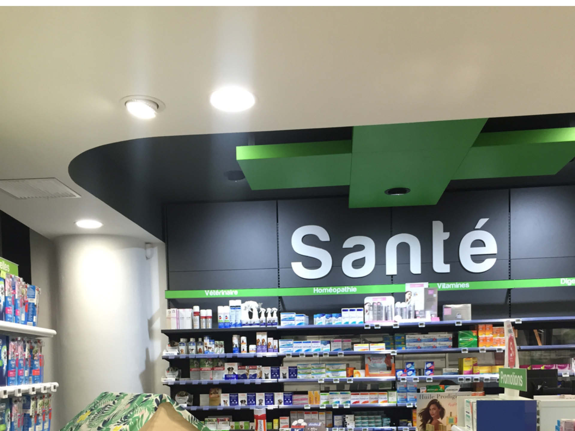 Signalétique claire et colorée au sein de la pharmacie de la Mairie, facilitant l’orientation et la lecture de l’offre pour les patients.