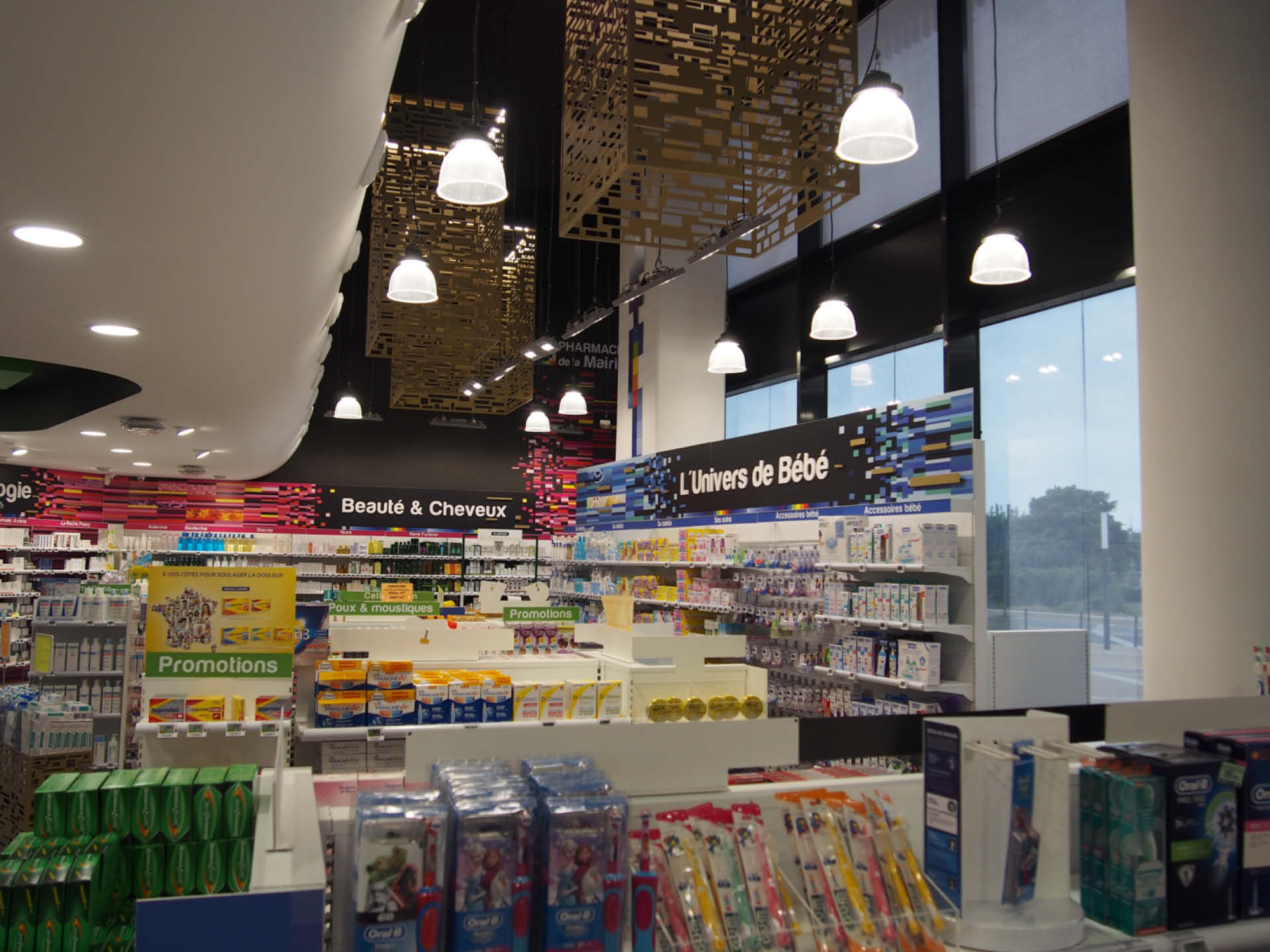 Espace de vente lumineux et organisé, pensé pour fluidifier le parcours client et valoriser les produits de santé et de bien-être.