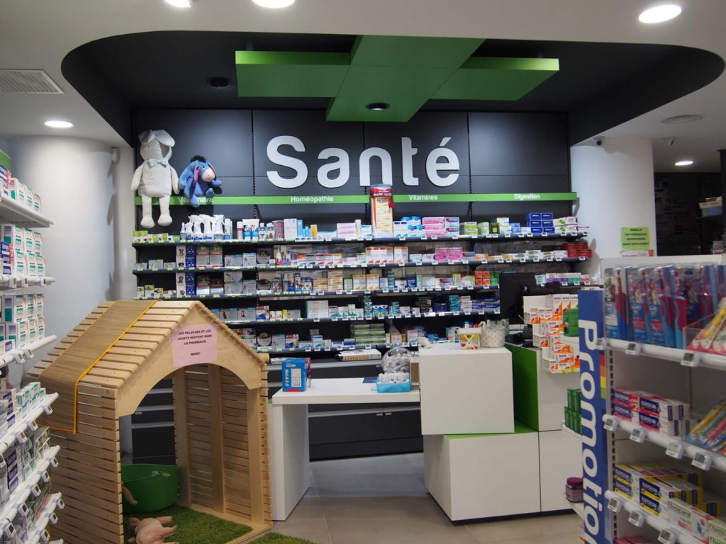 Signalétique claire et colorée au sein de la pharmacie de la Mairie, facilitant l’orientation et la lecture de l’offre pour les patients.