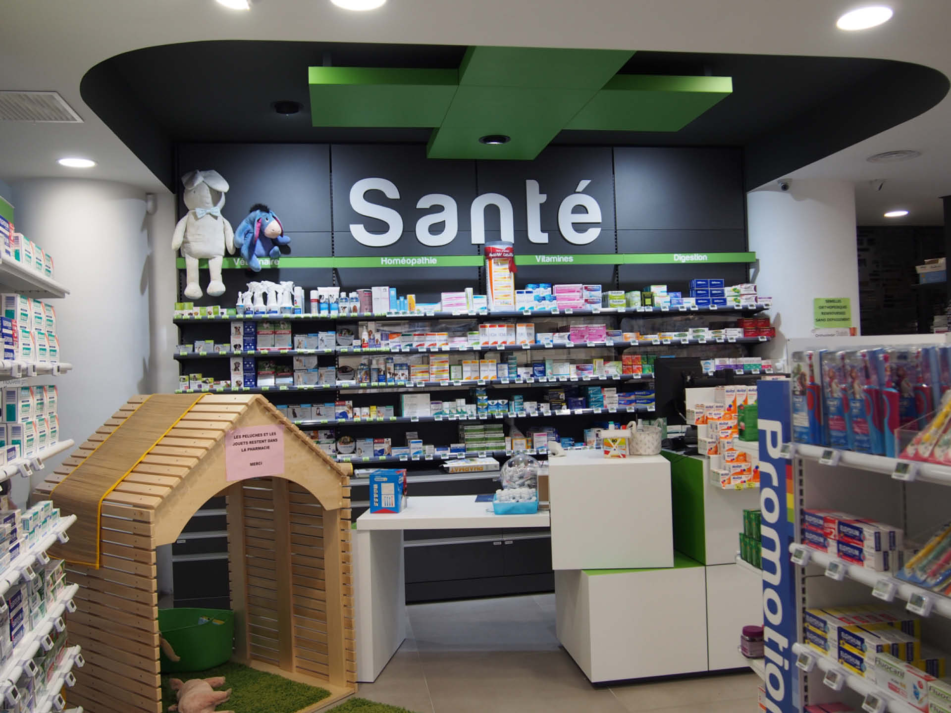 Signalétique claire et colorée au sein de la pharmacie de la Mairie, facilitant l’orientation et la lecture de l’offre pour les patients.