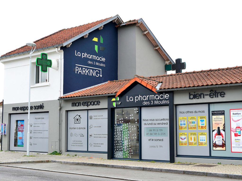 Façade rénovée et identifiable, reflétant la nouvelle image de marque de la pharmacie.
