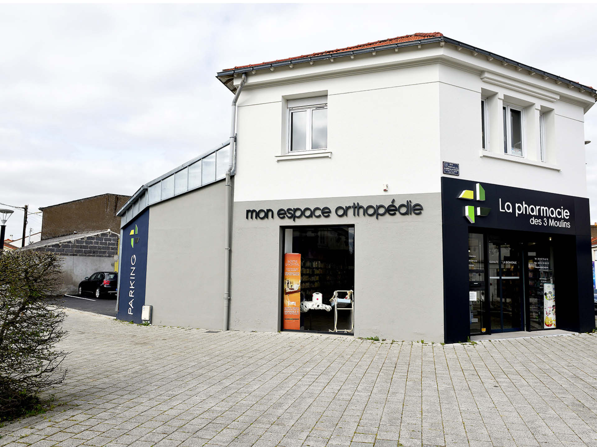 Façade rénovée et identifiable, reflétant la nouvelle image de marque de la pharmacie.