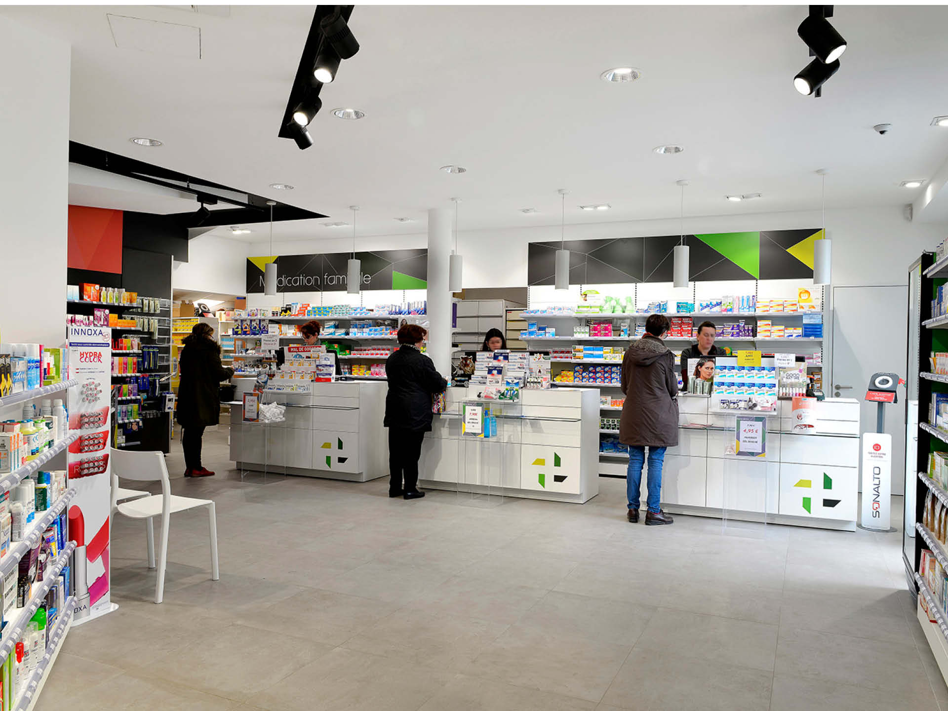 Comptoirs ergonomiques et lumineux favorisant l’échange entre l’équipe officinale et les patients.