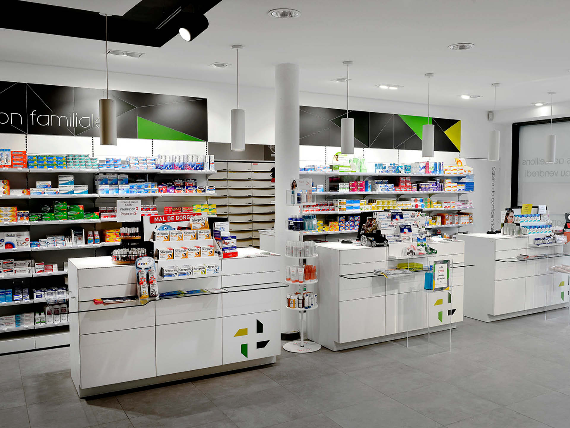 Comptoirs ergonomiques et lumineux favorisant l’échange entre l’équipe officinale et les patients.