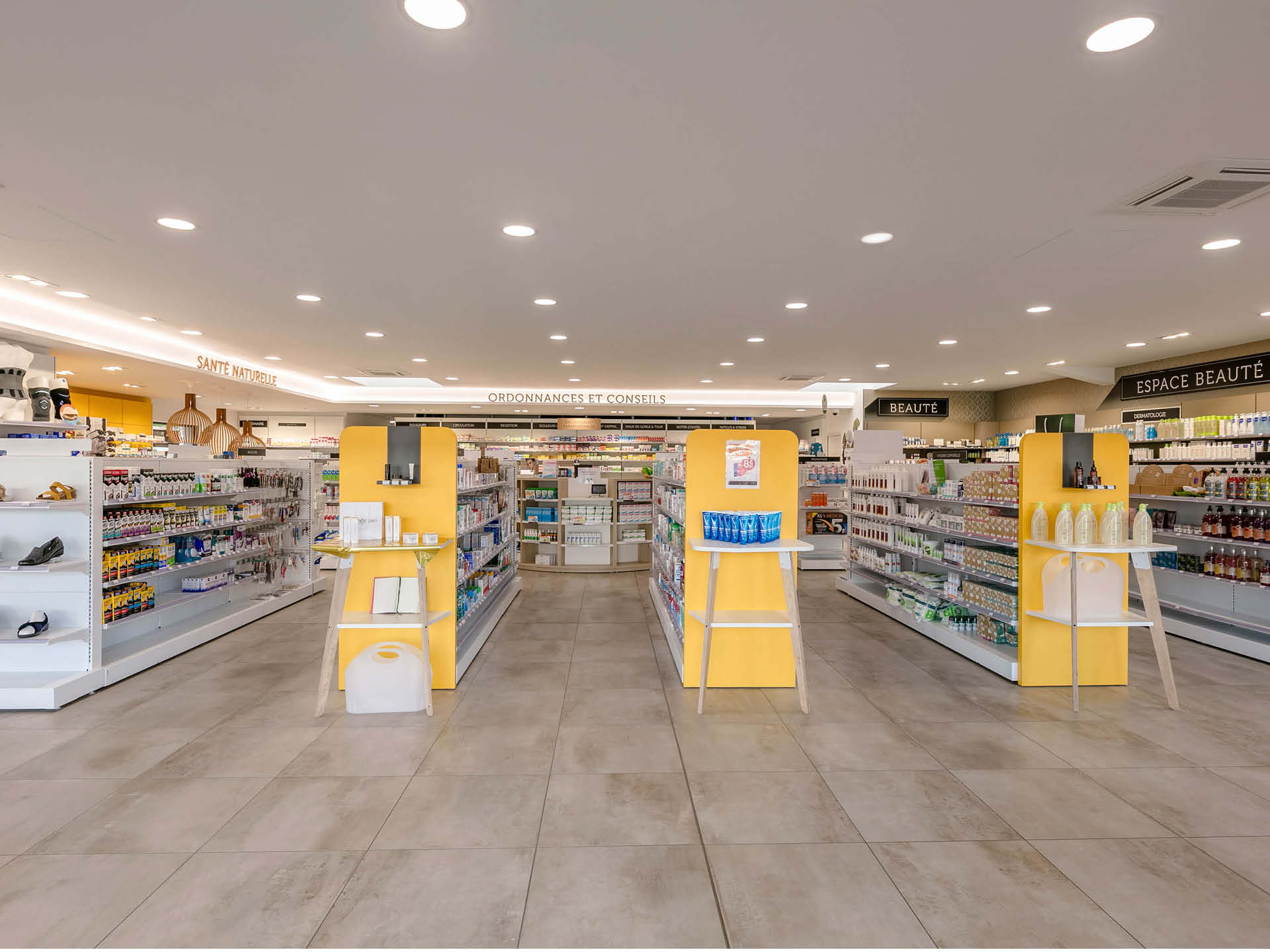 Vue d’ensemble de l’espace de vente – circulation fluide et mise en lumière naturelle.
