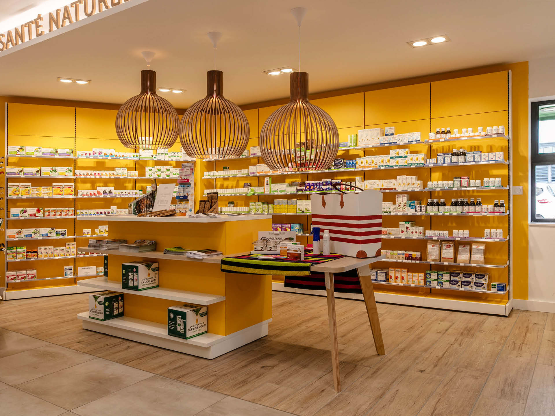 Espace nature et bien-être – mobilier personnalisé et ambiance douce.