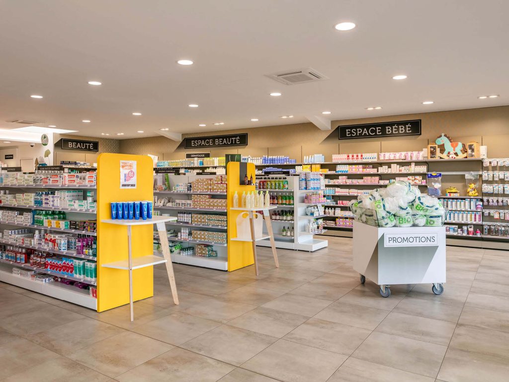 Vue d’ensemble de l’espace de vente – circulation fluide et mise en lumière naturelle.
