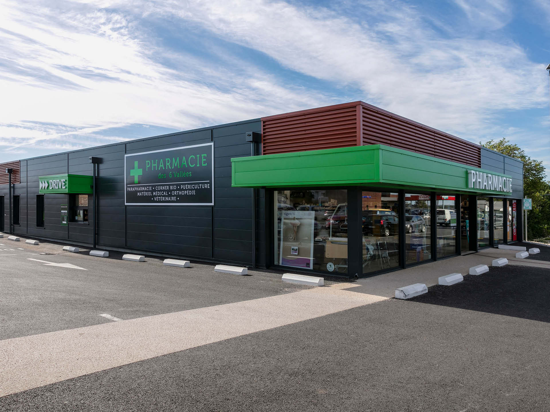 Façade de la pharmacie des 6 Vallées à Vivonne – architecture contemporaine et signalétique claire.