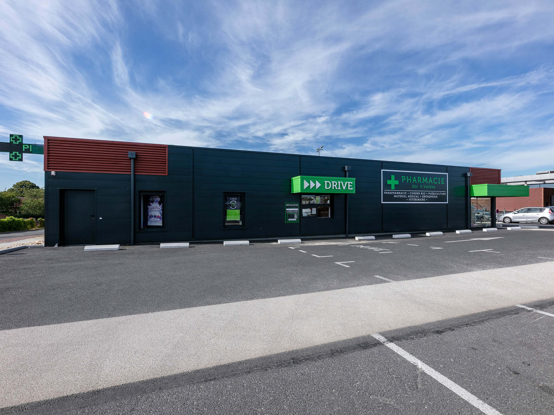Façade de la pharmacie des 6 Vallées à Vivonne – architecture contemporaine et signalétique claire.