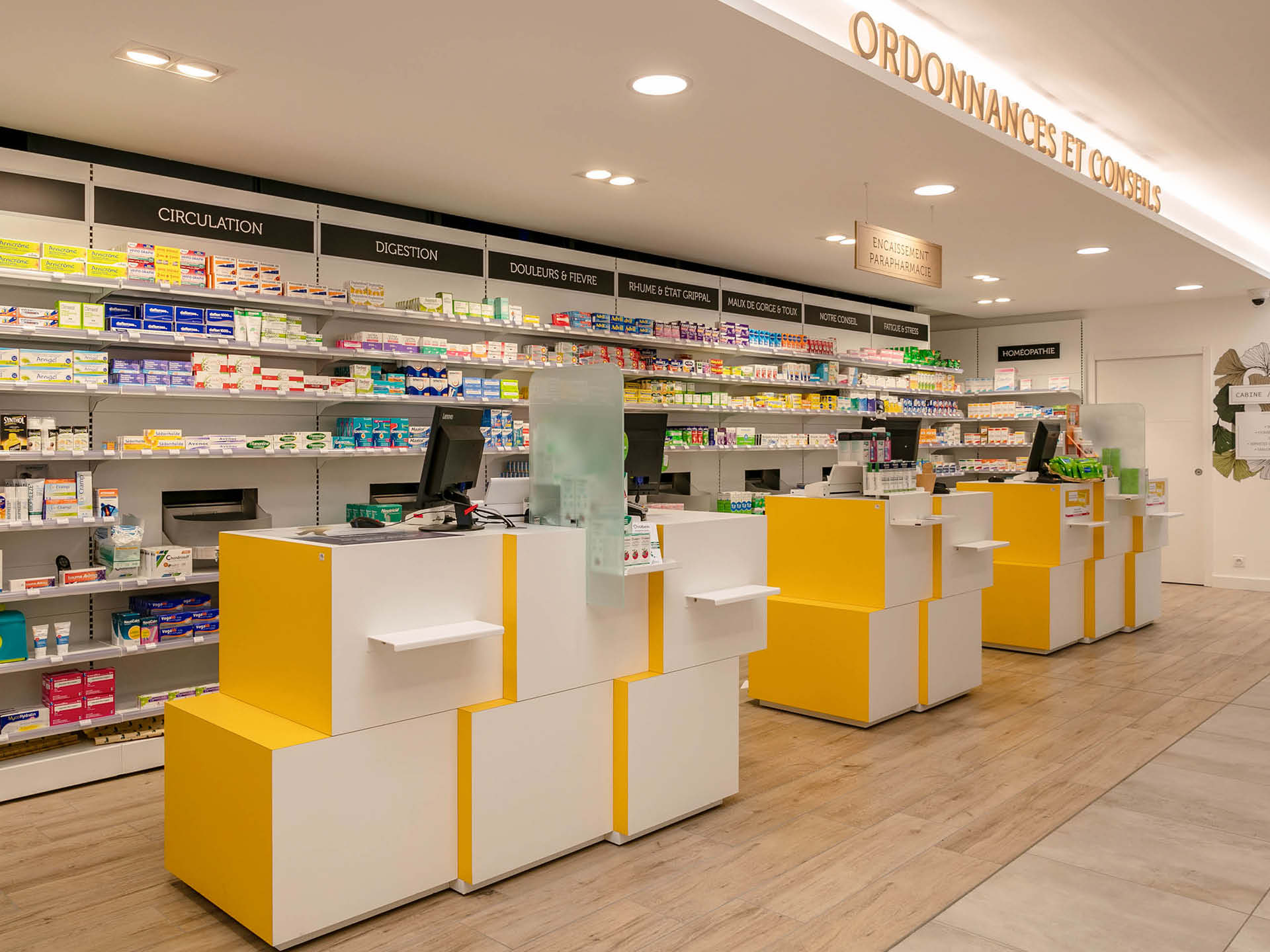 Comptoirs jaunes et blancs – espace de conseil lumineux et accueillant.