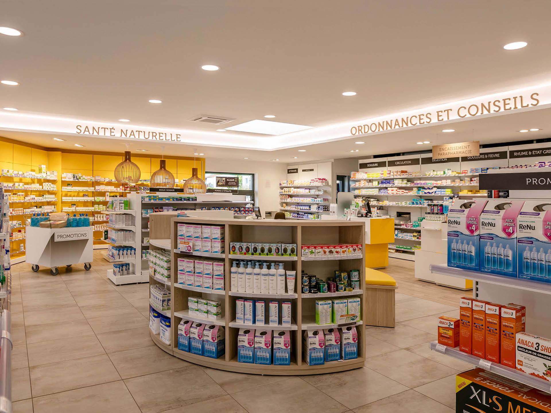 Vue d’ensemble de l’espace de vente – circulation fluide et mise en lumière naturelle.