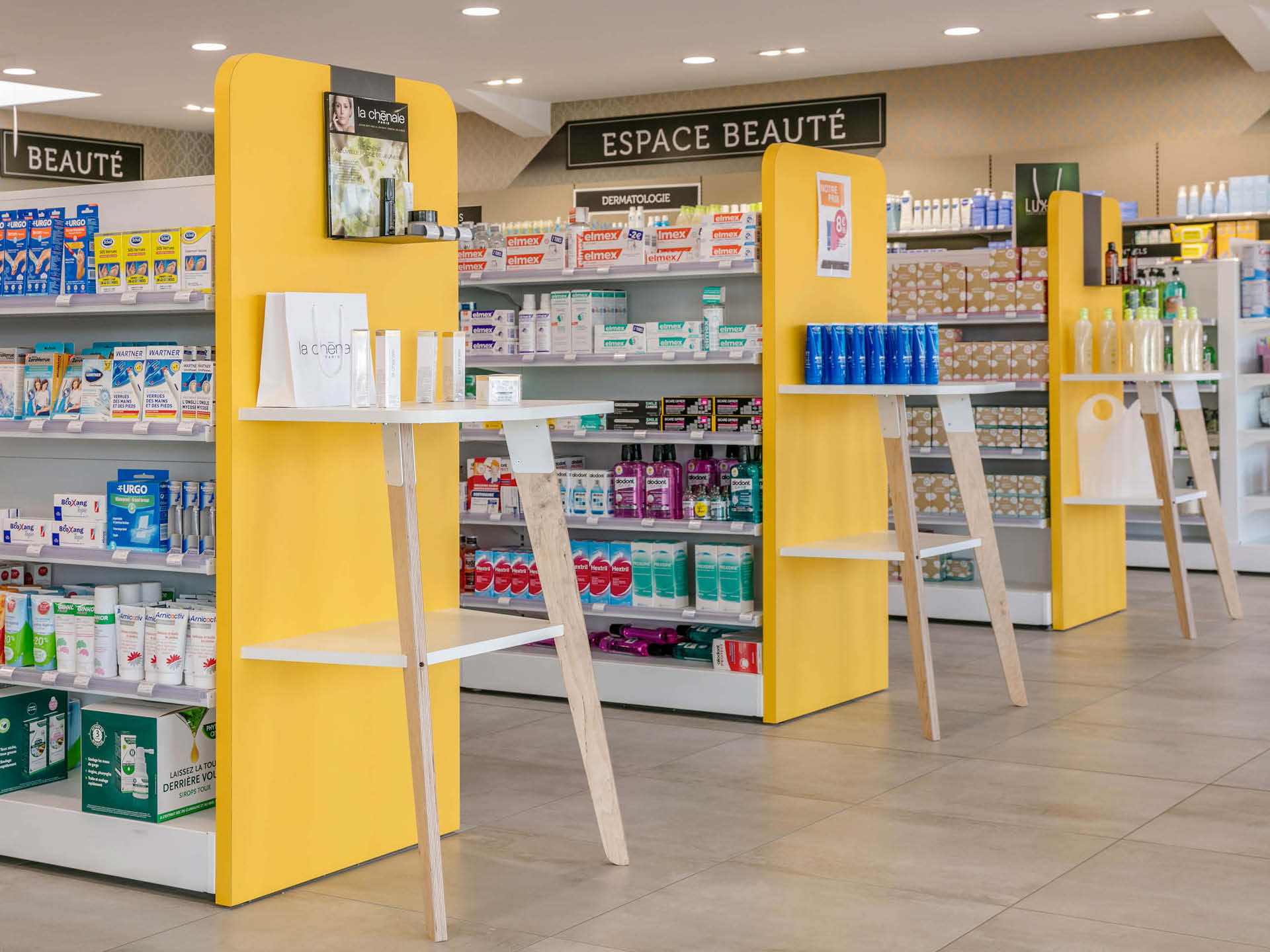 Têtes de gondoles en Feelo aux couleurs de la pharmacie – valorisation des produits et cohérence visuelle.