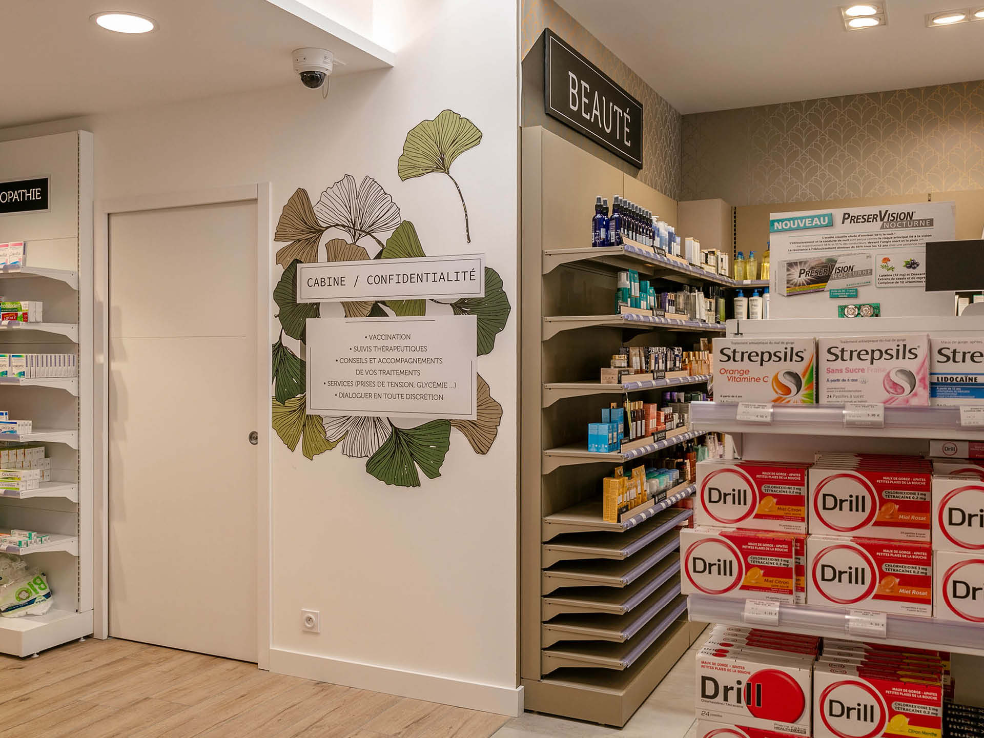 Signalétique typographique design – identification claire des zones de vente.