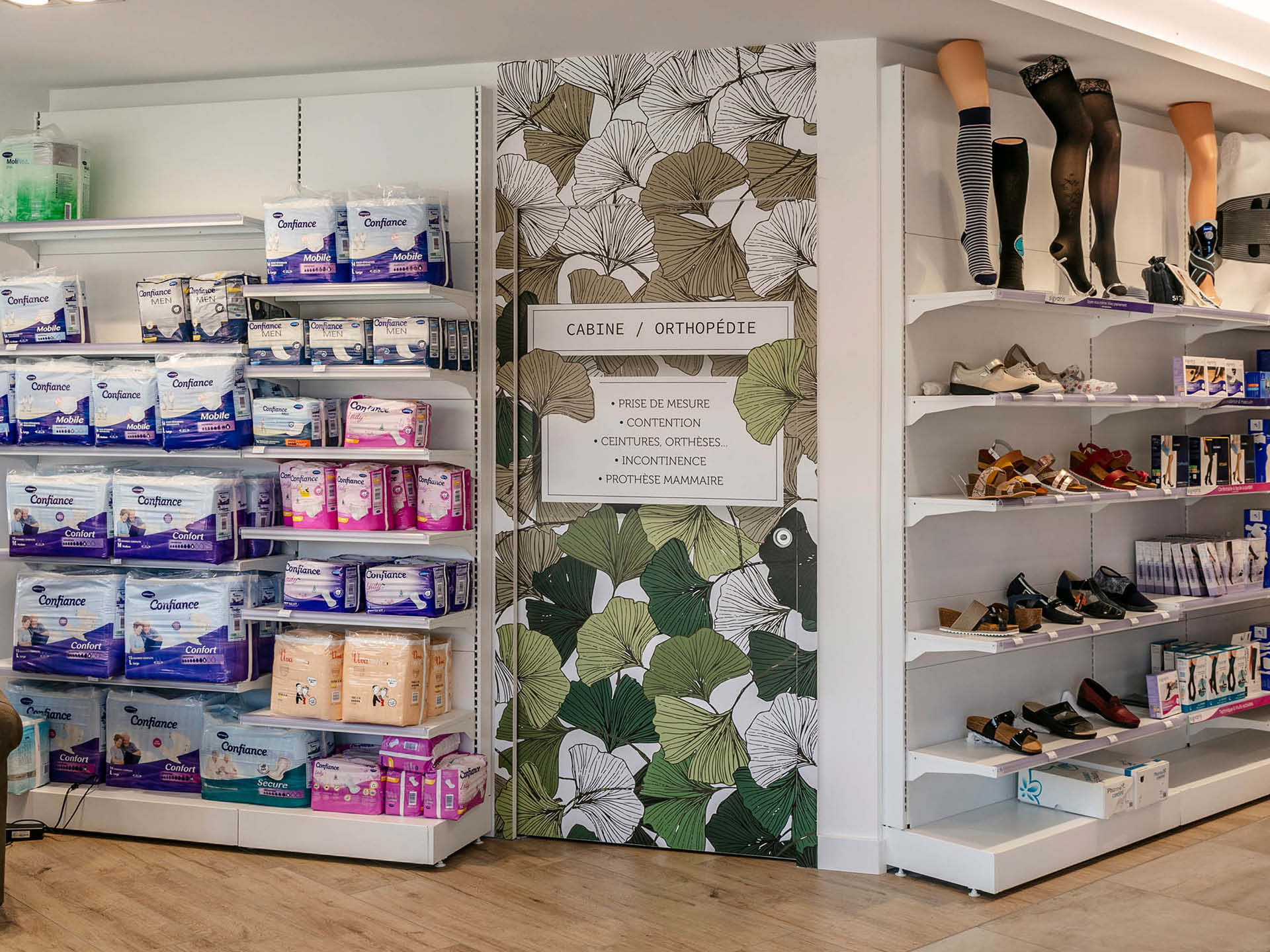 Vue d’ensemble de l’espace de vente – circulation fluide et mise en lumière naturelle.