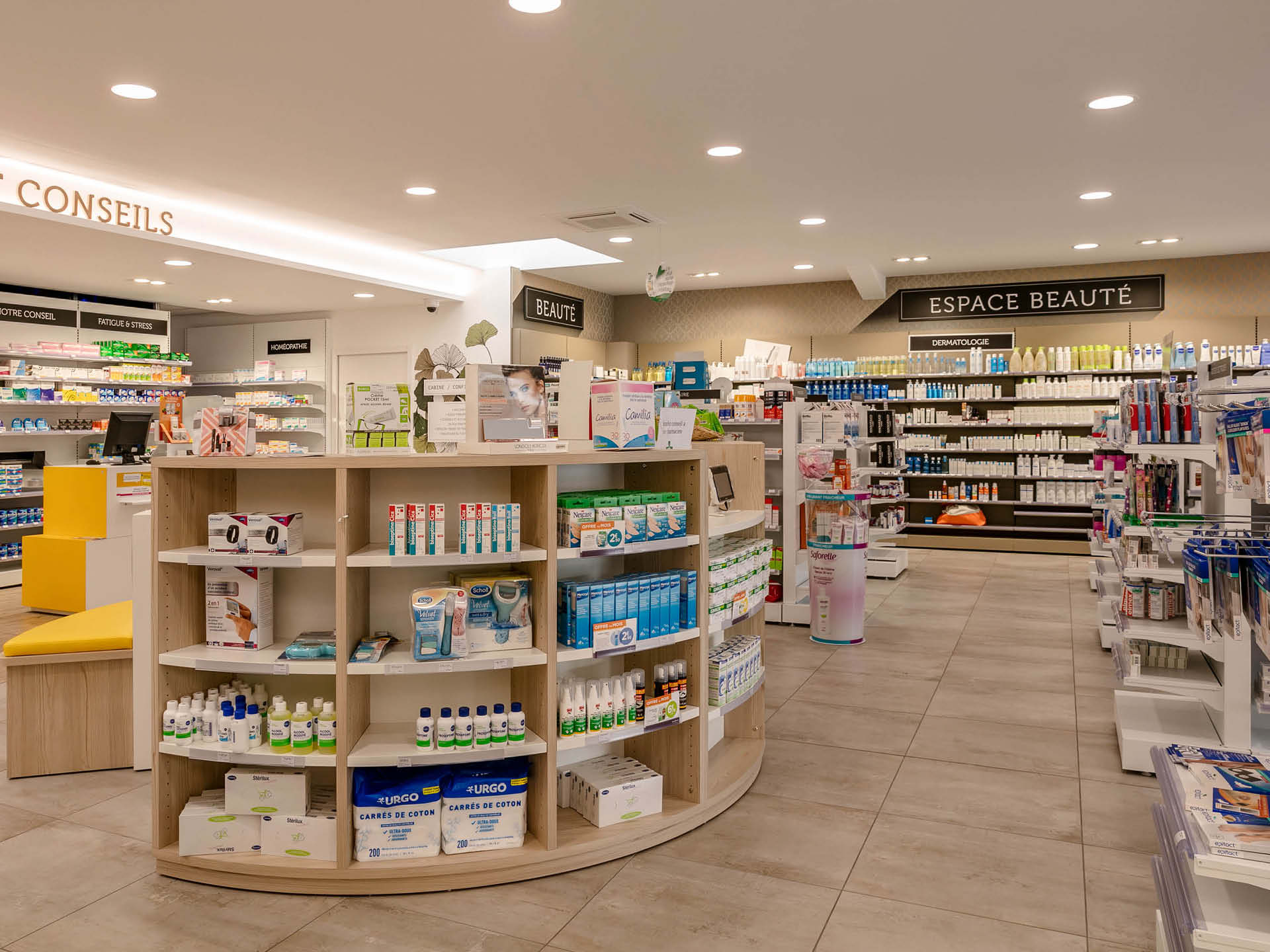 Vue d’ensemble de l’espace de vente – circulation fluide et mise en lumière naturelle.