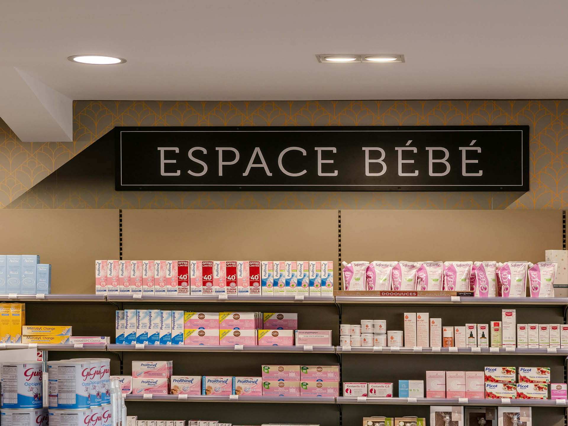 Signalétique typographique design – identification claire des zones de vente.