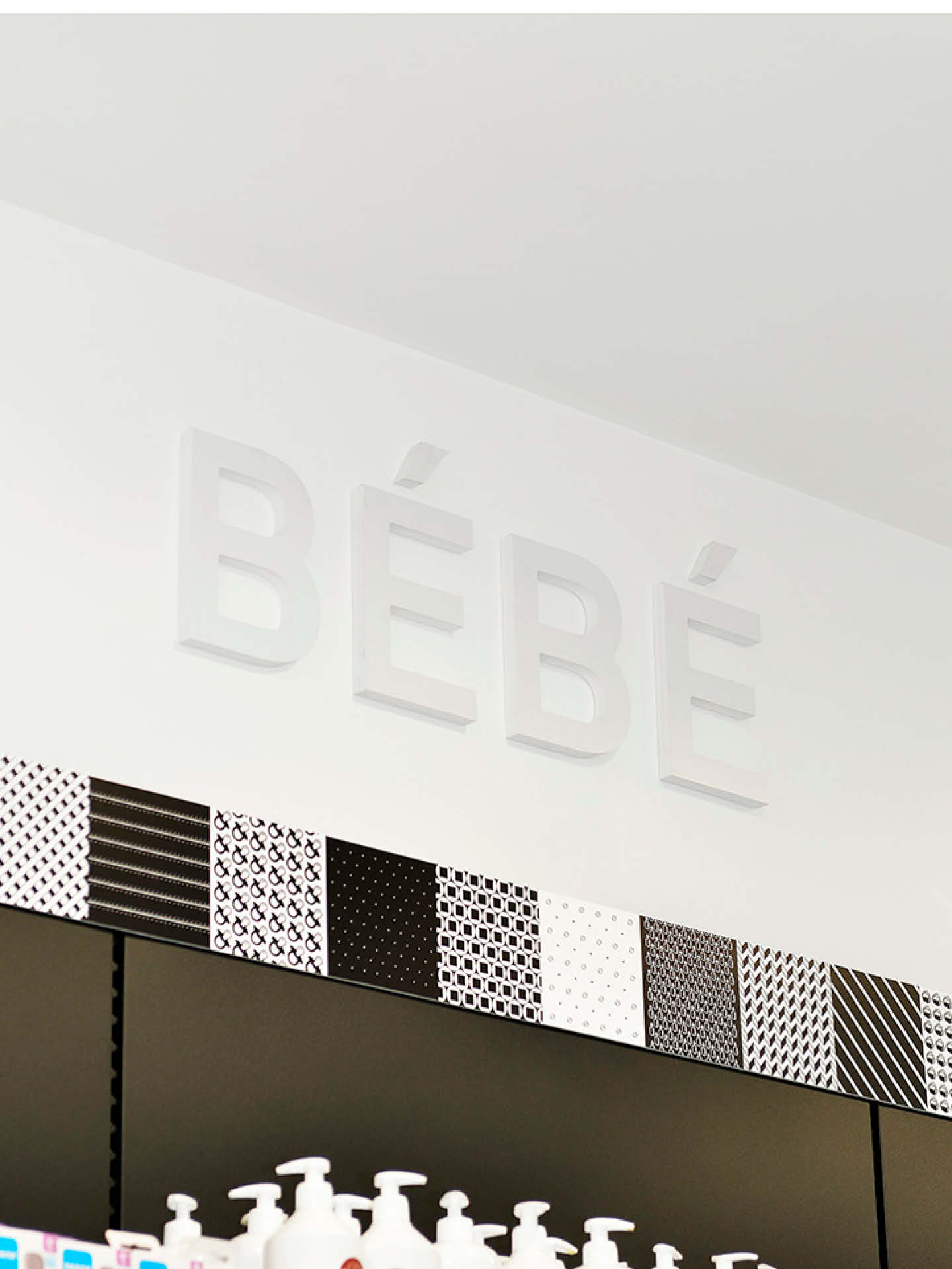 Espace bébé de la pharmacie des forges avec un focus signalétique.