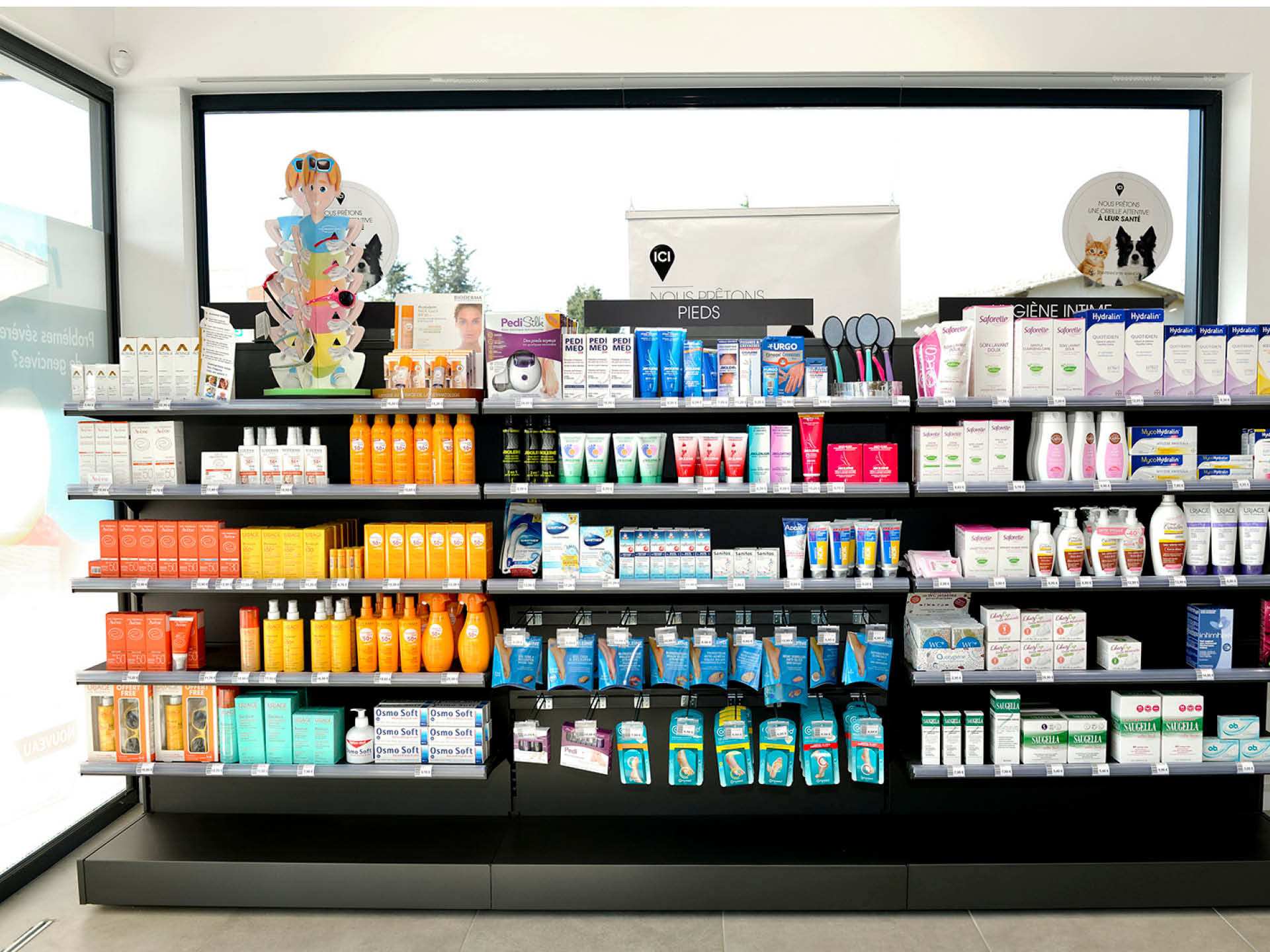 Aménagement intérieur lumineux de la pharmacie des Forges, comptoirs ergonomiques et parcours client fluide.