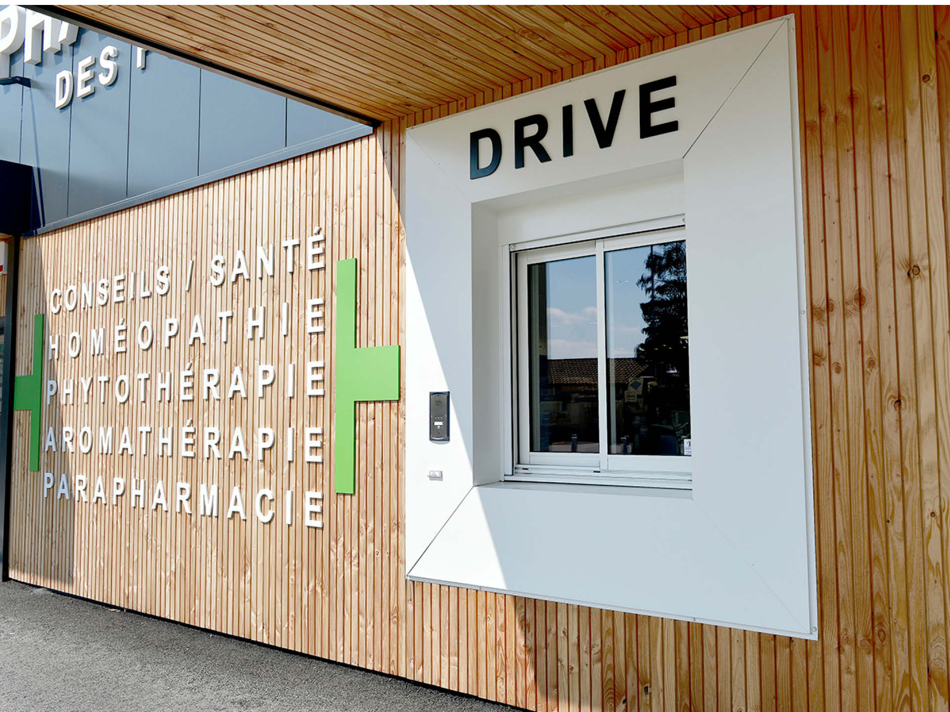 Pharmacie des Forges à Vallet, façade en bardage bois naturel avec drive et signalétique visible depuis la rue.