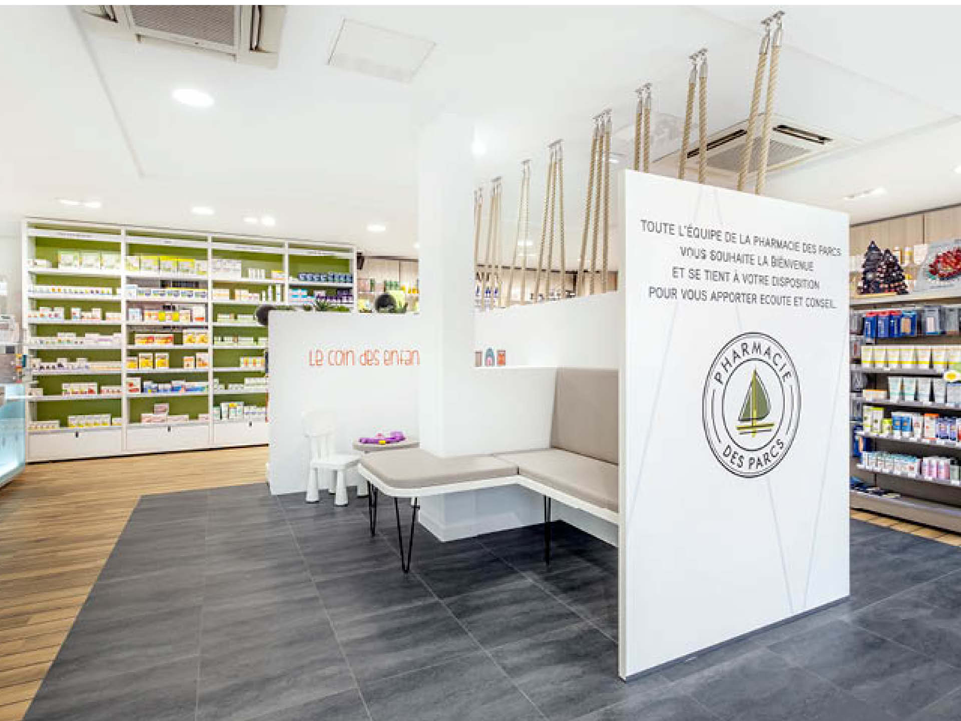 Photo de l’espace d’attente de la pharmacie avec banquette sur-mesure et ambiance chaleureuse, offrant confort et convivialité pour la patientèle.