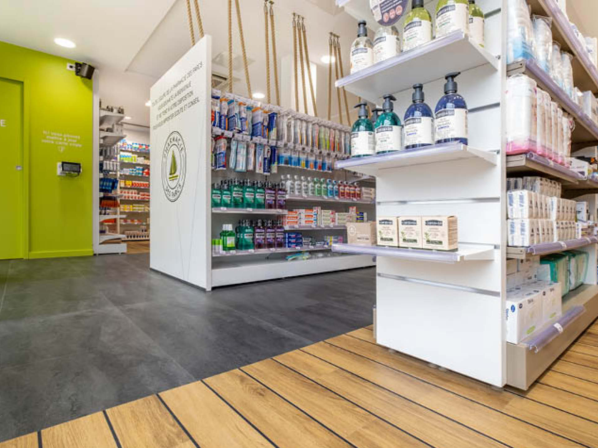 Vue générale de l’espace de vente optimisé avec circulation fluide, corners thématiques et mise en valeur des différents services de l’officine.