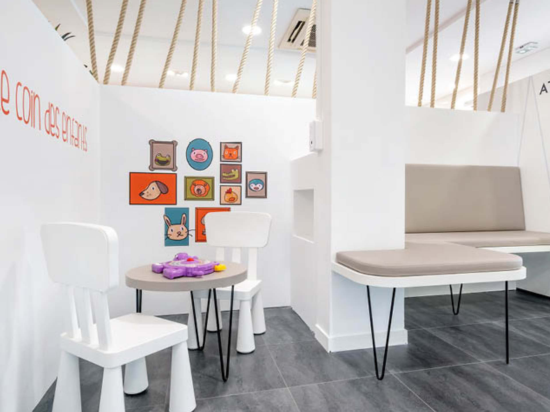 Photo de l’espace d’attente de la pharmacie avec banquette sur-mesure et ambiance chaleureuse, offrant confort et convivialité pour la patientèle.