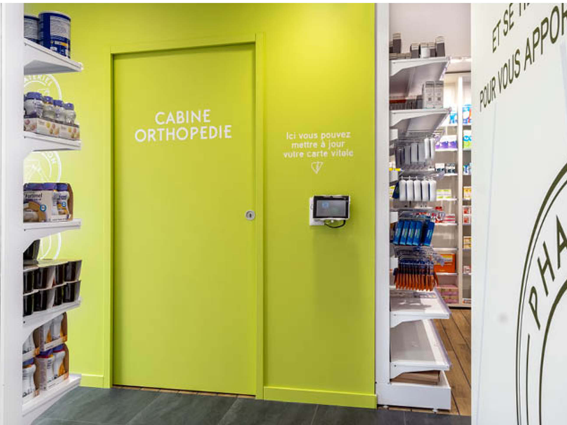 Cabine de confidentialité au sein de la pharmacie permettant des échanges confidentiels et personnalisés avec le pharmacien, favorisant la proximité et la confiance.