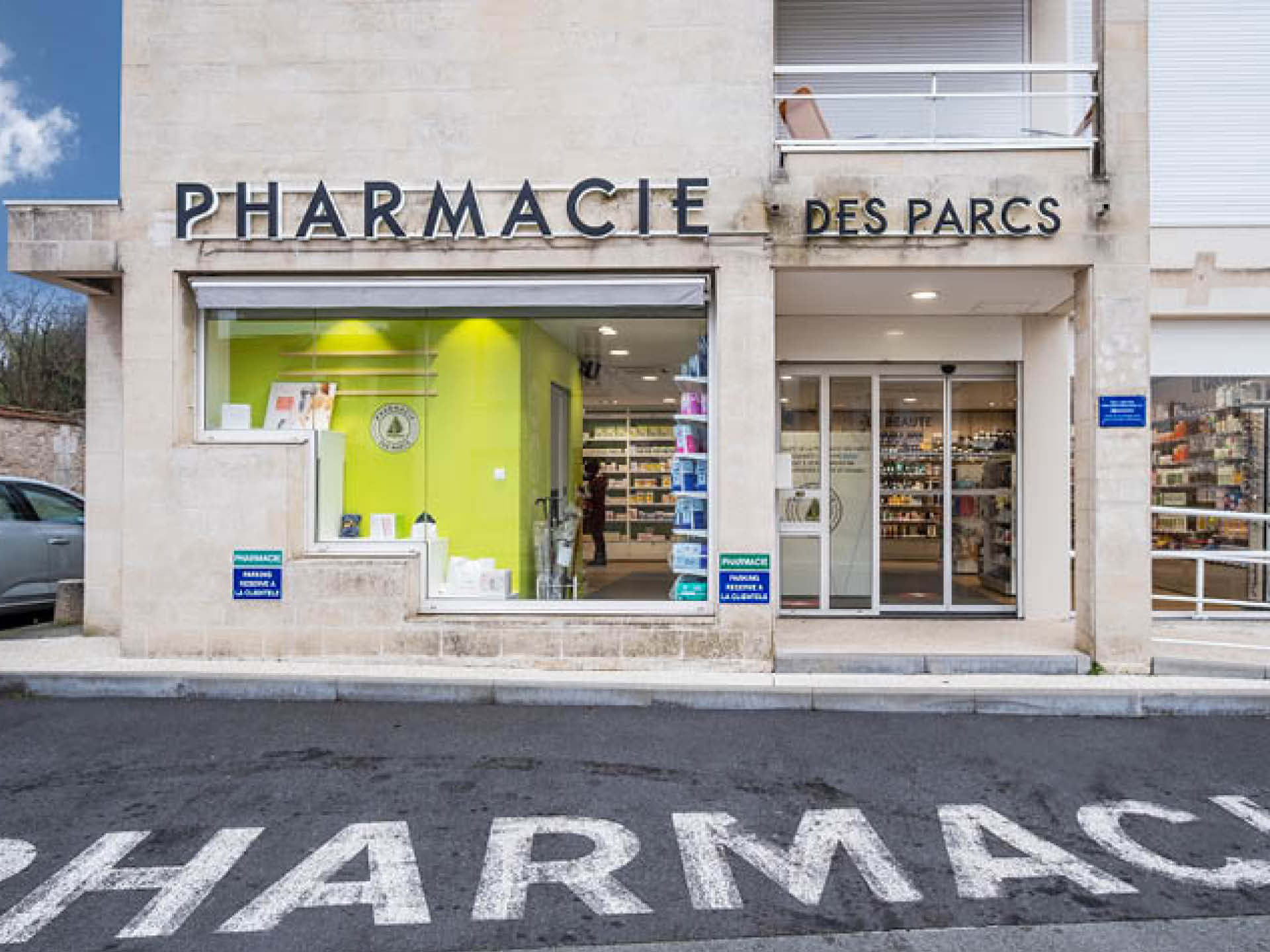 Détail du logo de la pharmacie intégré à la signalétique intérieure, renforçant l’identité visuelle unique et la reconnaissance de la marque par les clients.