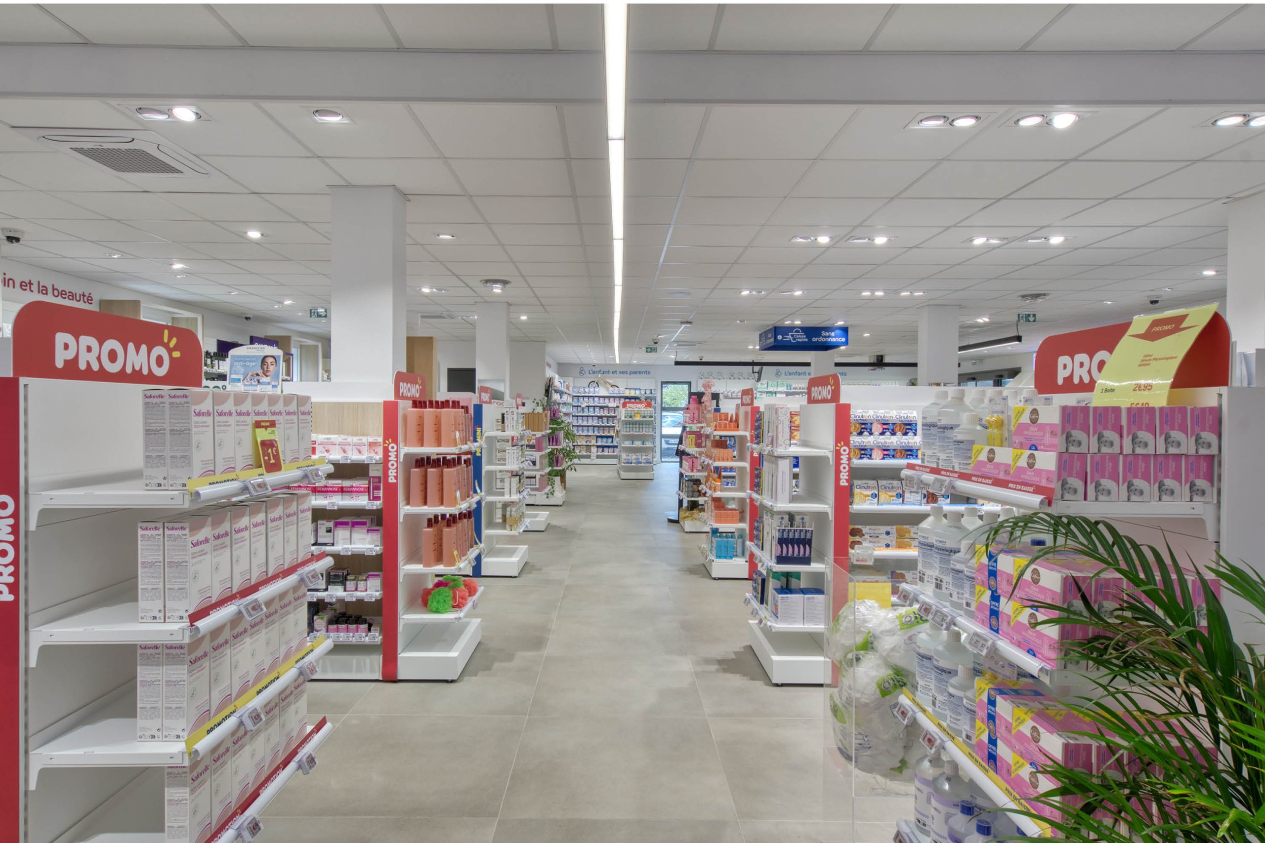 Vue générale de la Pharmacie de Saint-Pierre d’Oléron montrant les différents univers, le parcours client et l’aménagement harmonieux de l’espace