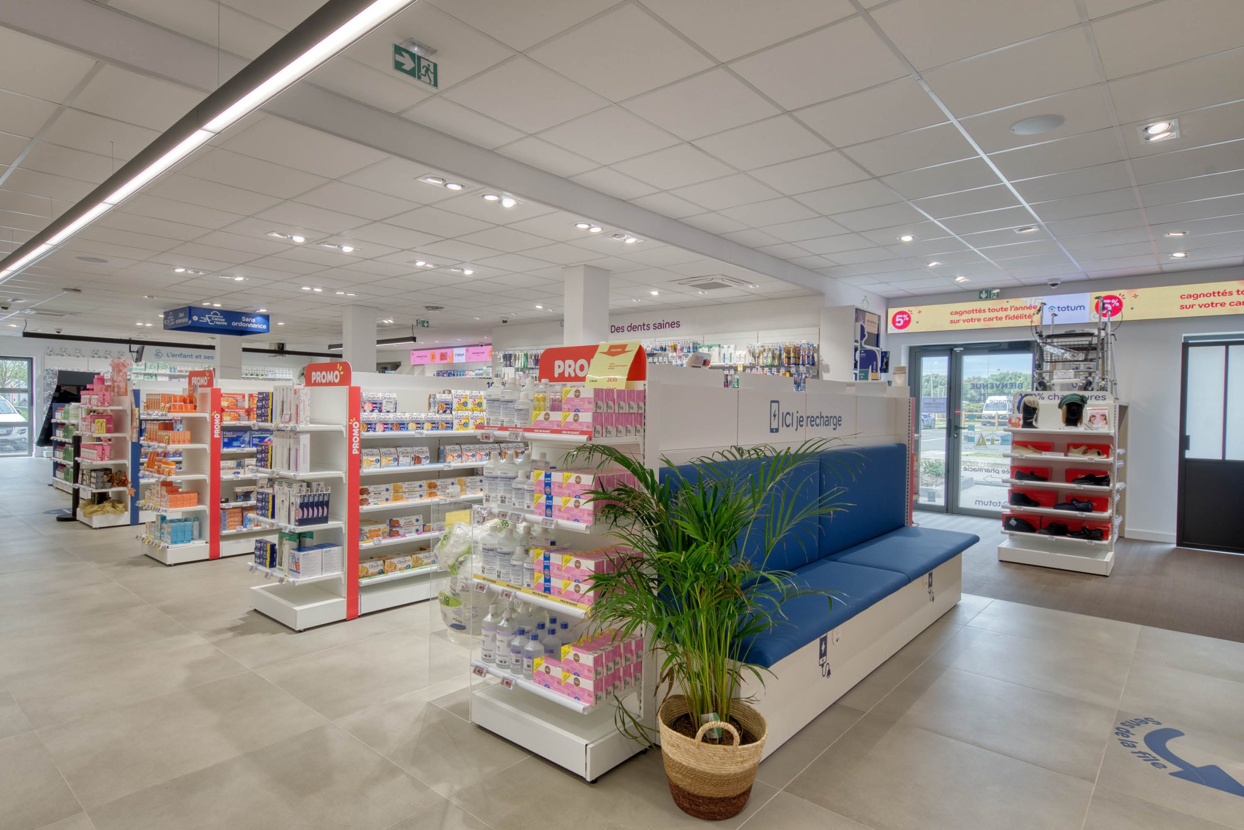Vue générale de la Pharmacie de Saint-Pierre d’Oléron montrant les différents univers, le parcours client et l’aménagement harmonieux de l’espace