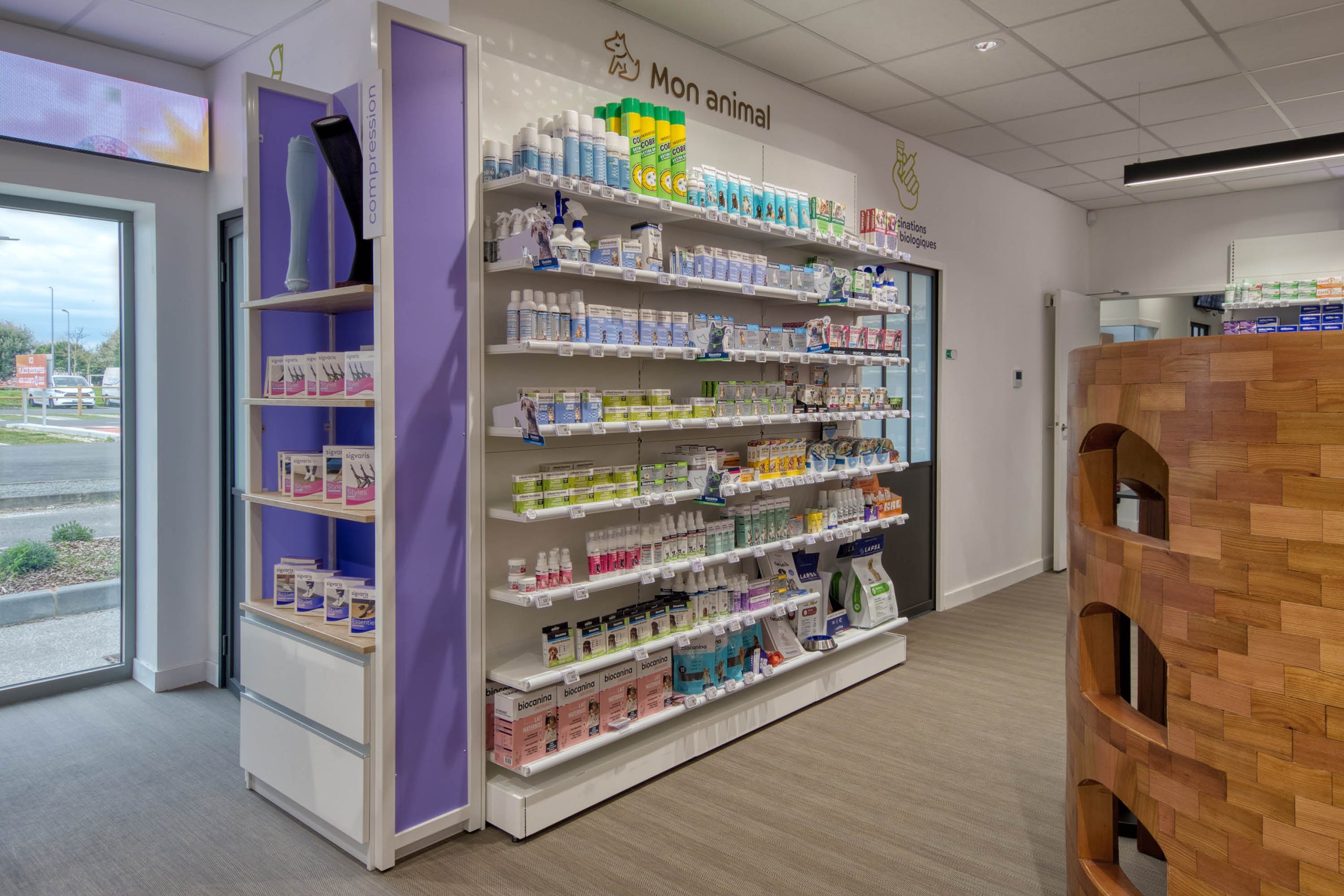 Vue générale de la Pharmacie de Saint-Pierre d’Oléron montrant les différents univers, le parcours client et l’aménagement harmonieux de l’espace