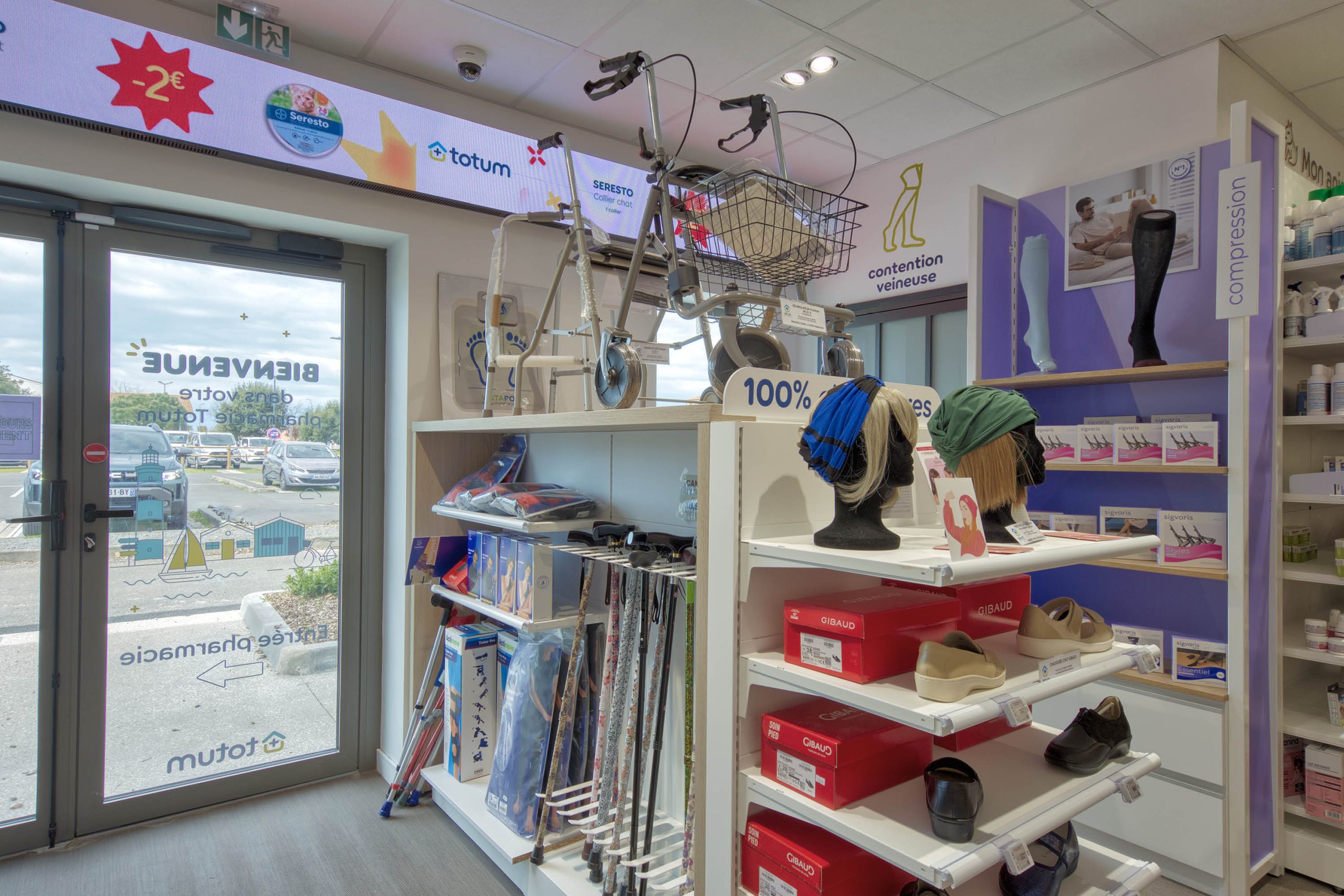 Espace dédié au maintien à domicile dans la Pharmacie de Saint-Pierre d’Oléron avec mobilier spécialisé et signalétique claire