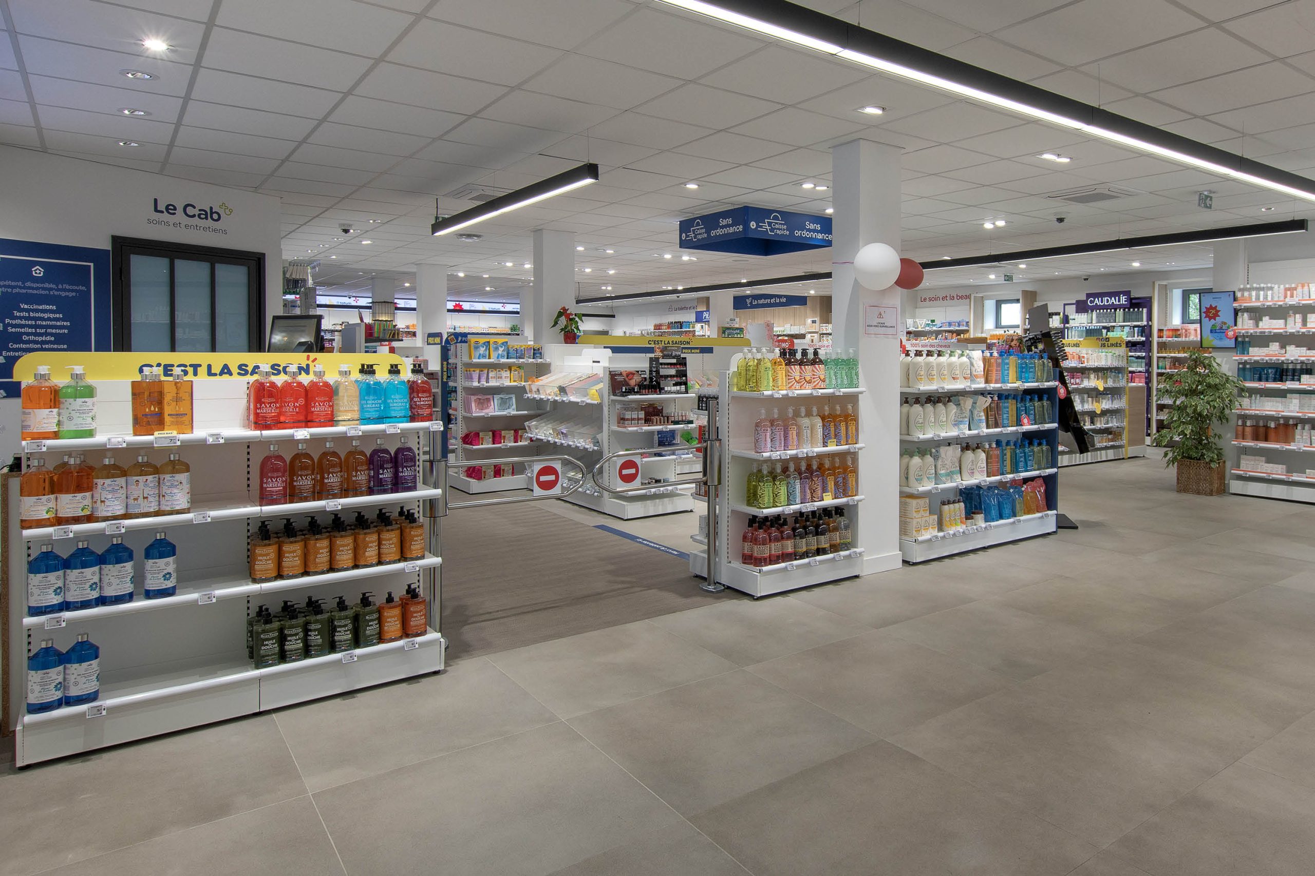 Vue générale de la Pharmacie de Saint-Pierre d’Oléron montrant les différents univers, le parcours client et l’aménagement harmonieux de l’espace