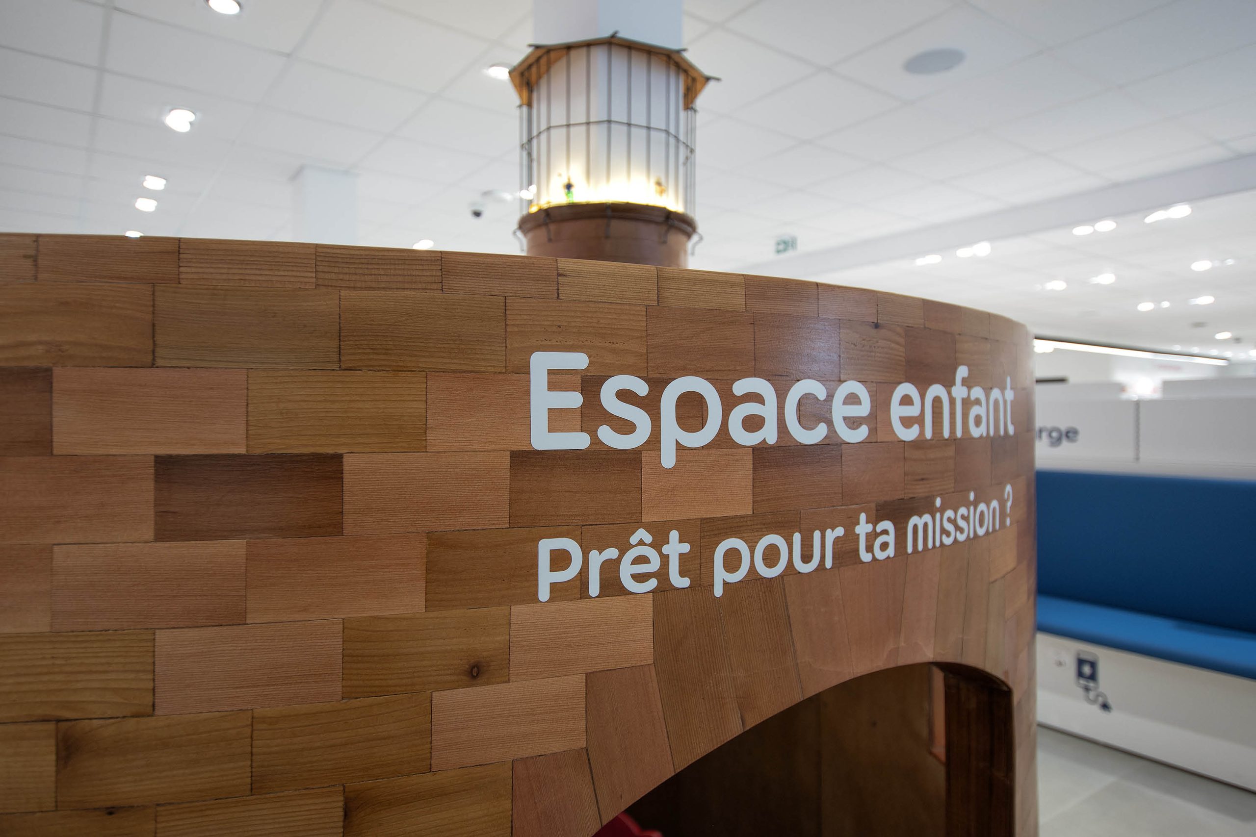 Espace enfant avec assises et éléments ludiques, pensé pour accueillir les plus petits