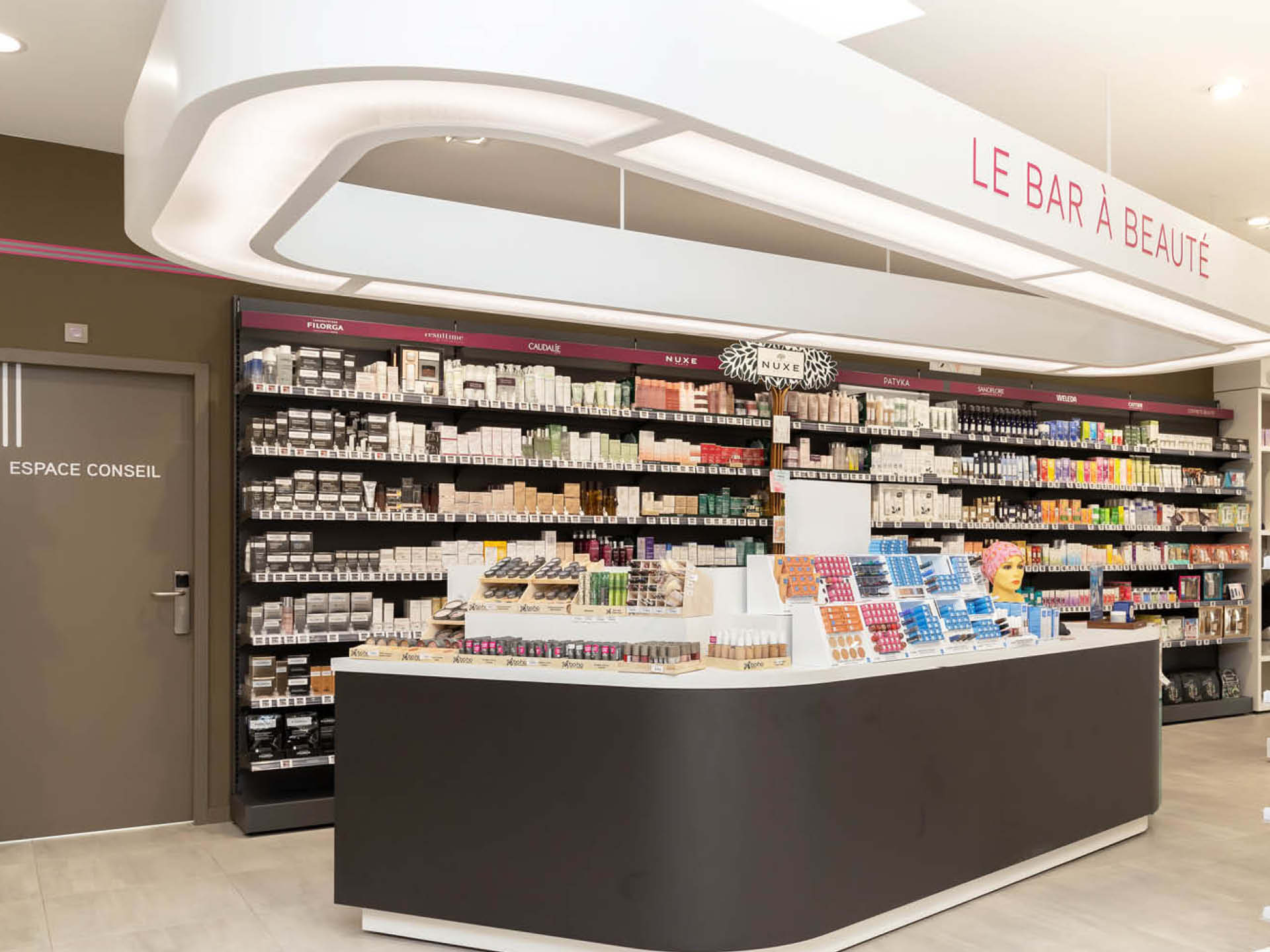 Espace beauté, mobilier sur mesure inspiré des codes du luxe et de la cosmétique.