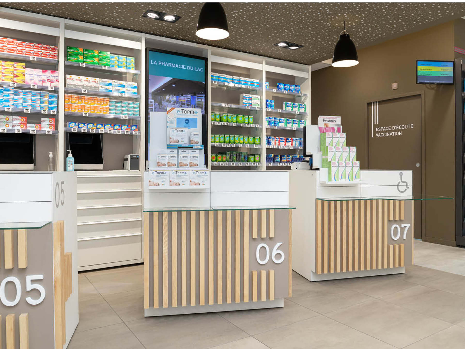 Comptoirs en bois avec tasseaux verticaux, créant une atmosphère naturelle et élégante.