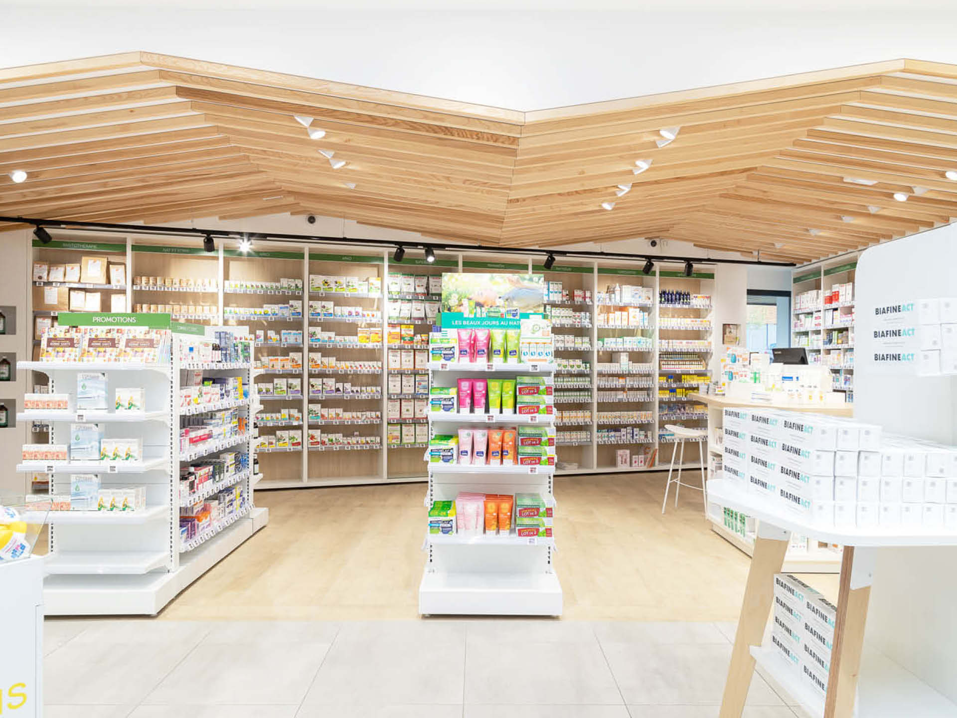 Espace nature, conçu en bois clair avec signalétique douce pour évoquer bien-être et naturalité.