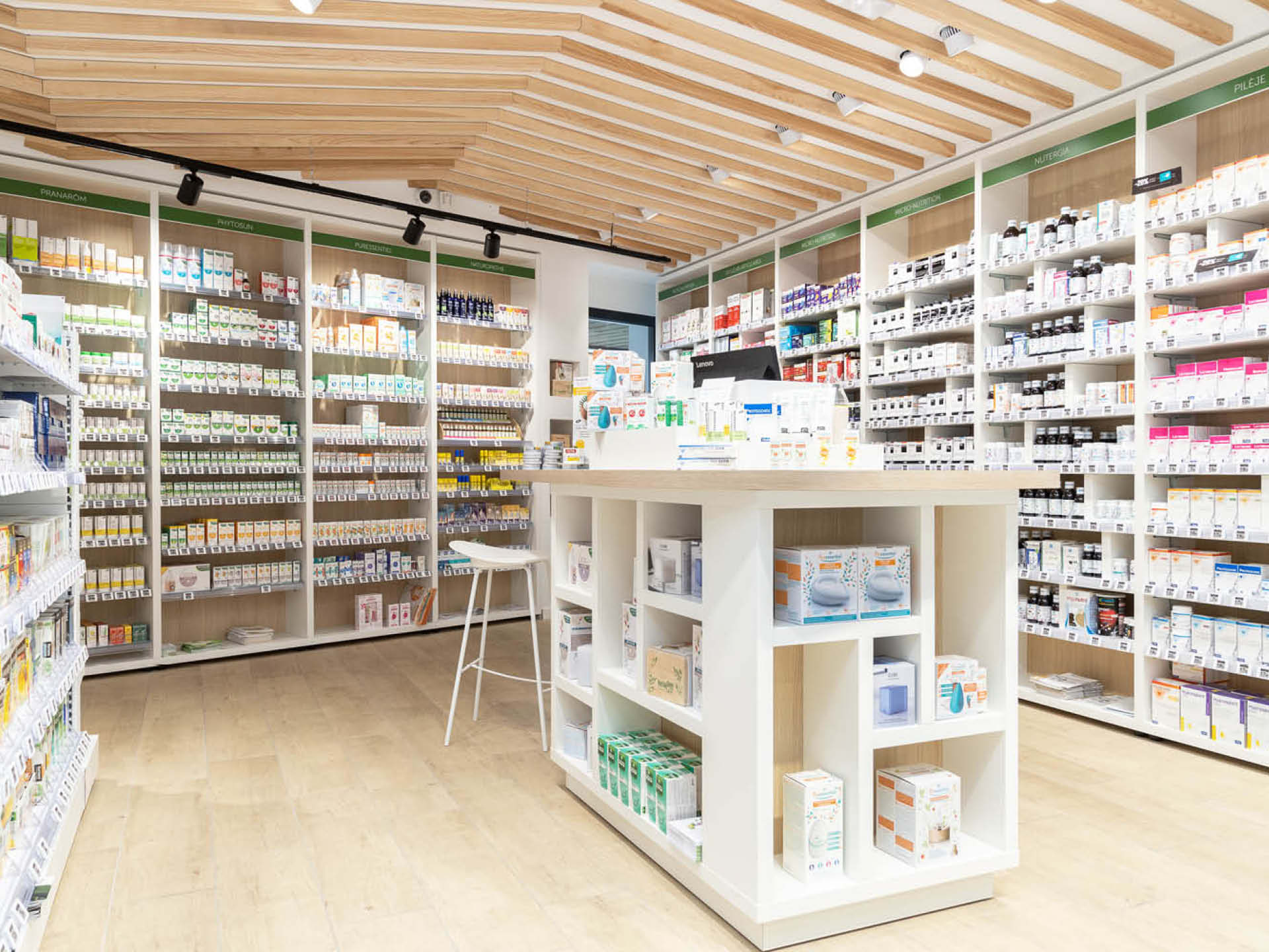 Espace nature, conçu en bois clair avec signalétique douce pour évoquer bien-être et naturalité.