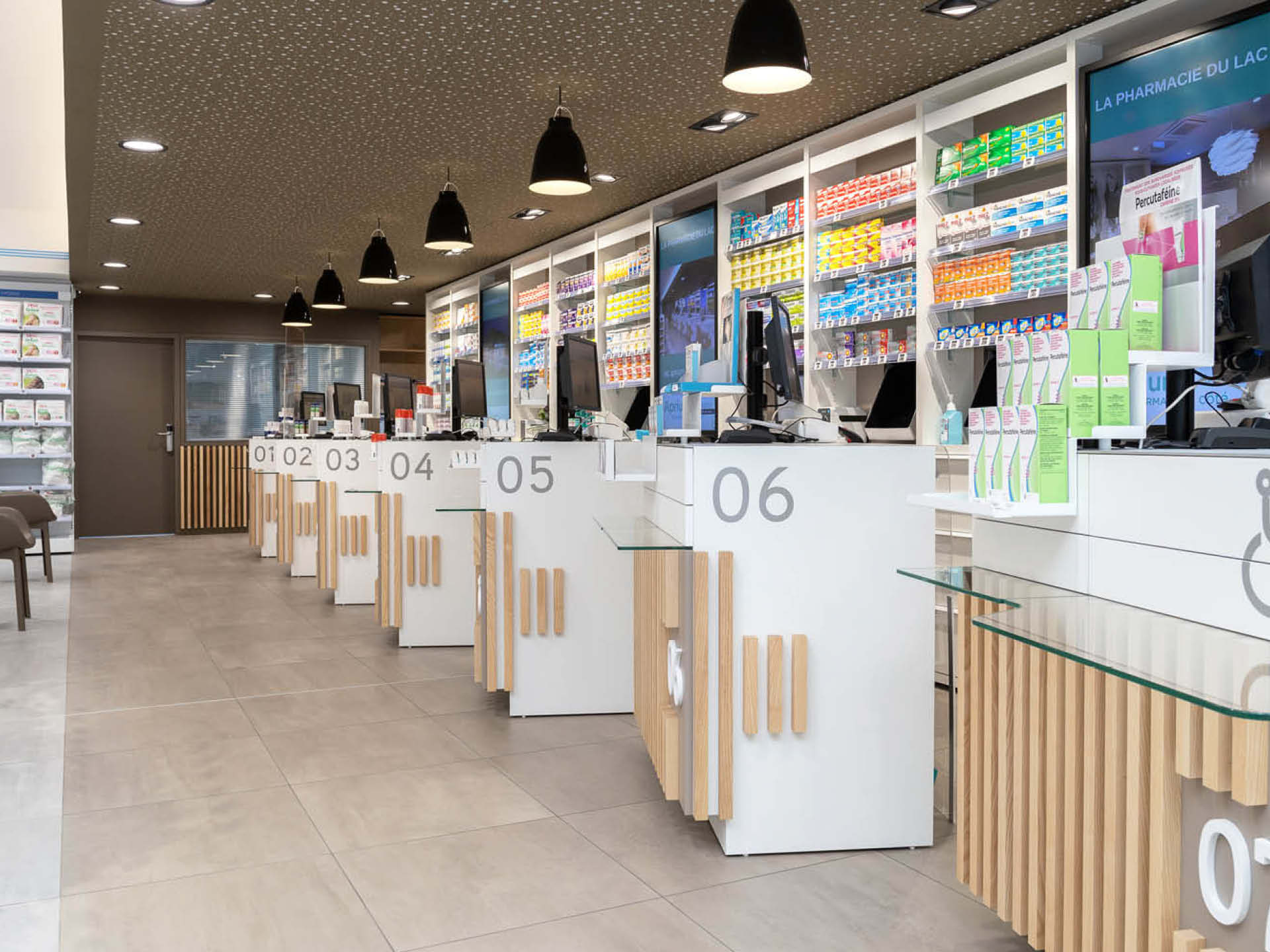 Comptoirs en bois avec tasseaux verticaux, créant une atmosphère naturelle et élégante.