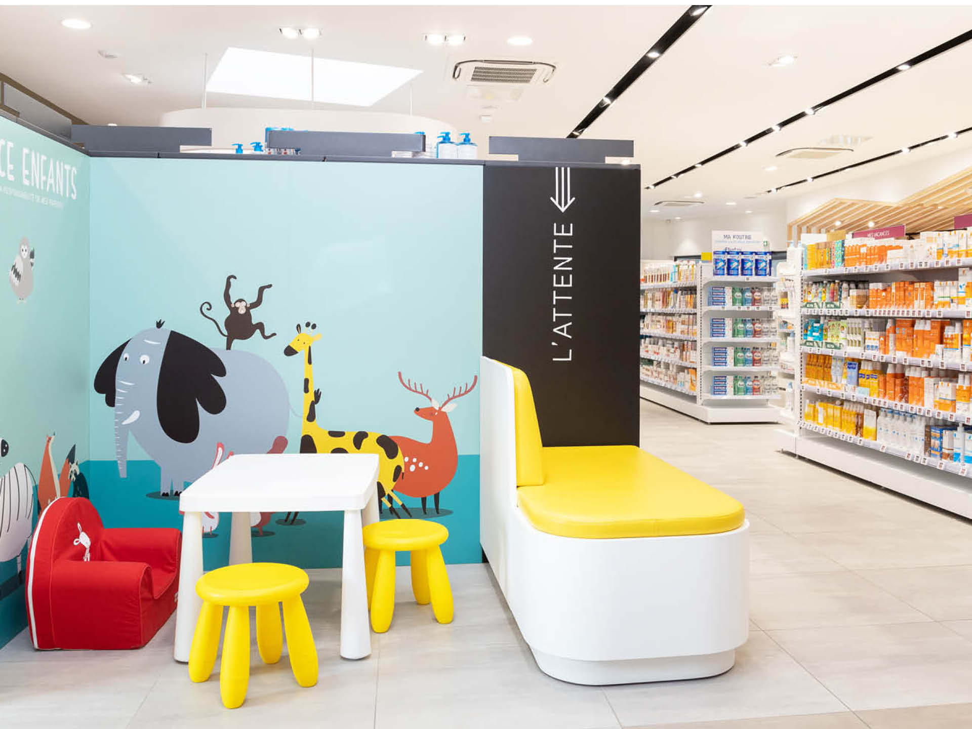 Espace enfant, coloré et intégré au parcours de vente, pour un accueil adapté aux familles.