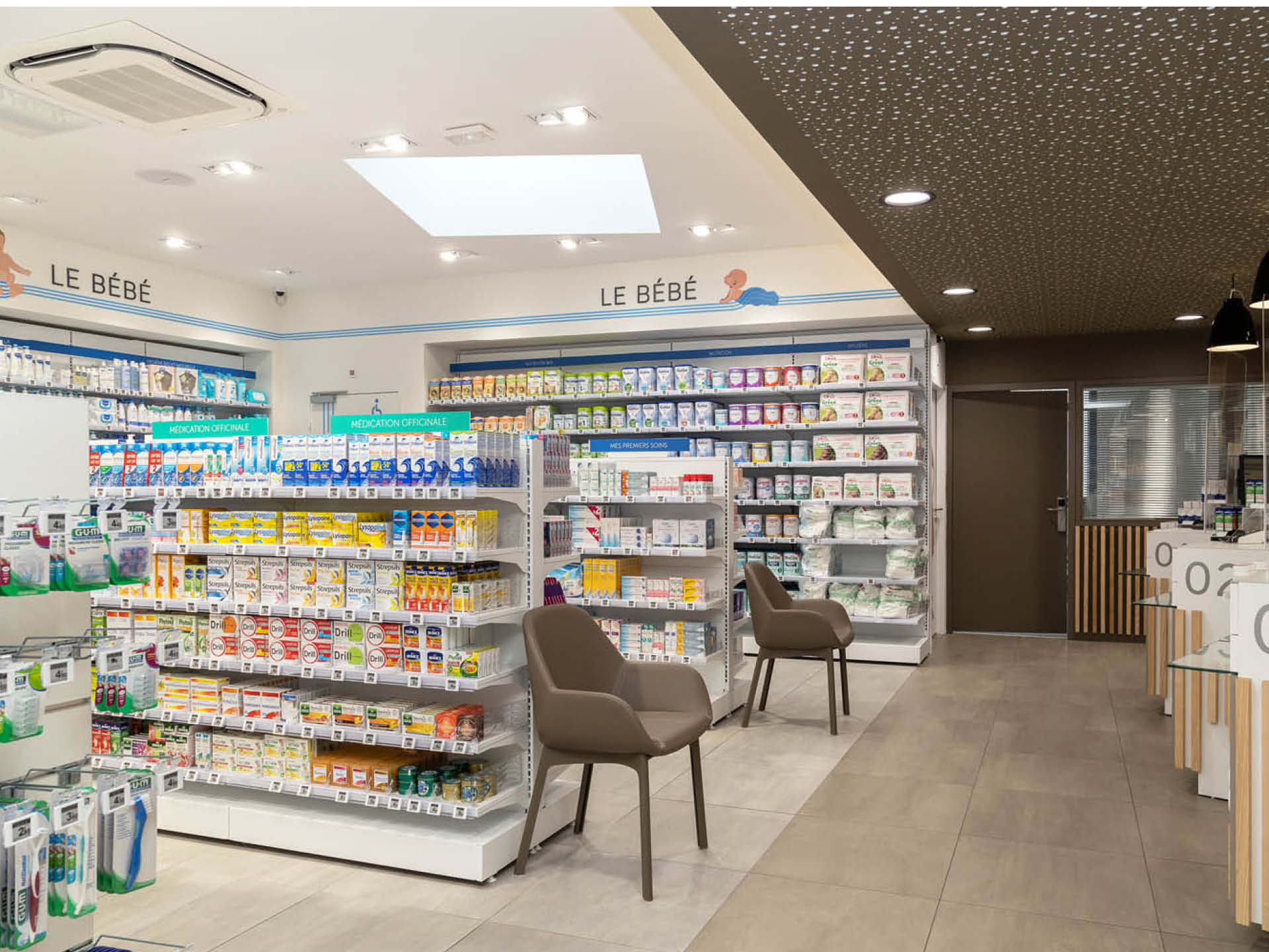 Comptoirs en bois avec tasseaux verticaux, créant une atmosphère naturelle et élégante.