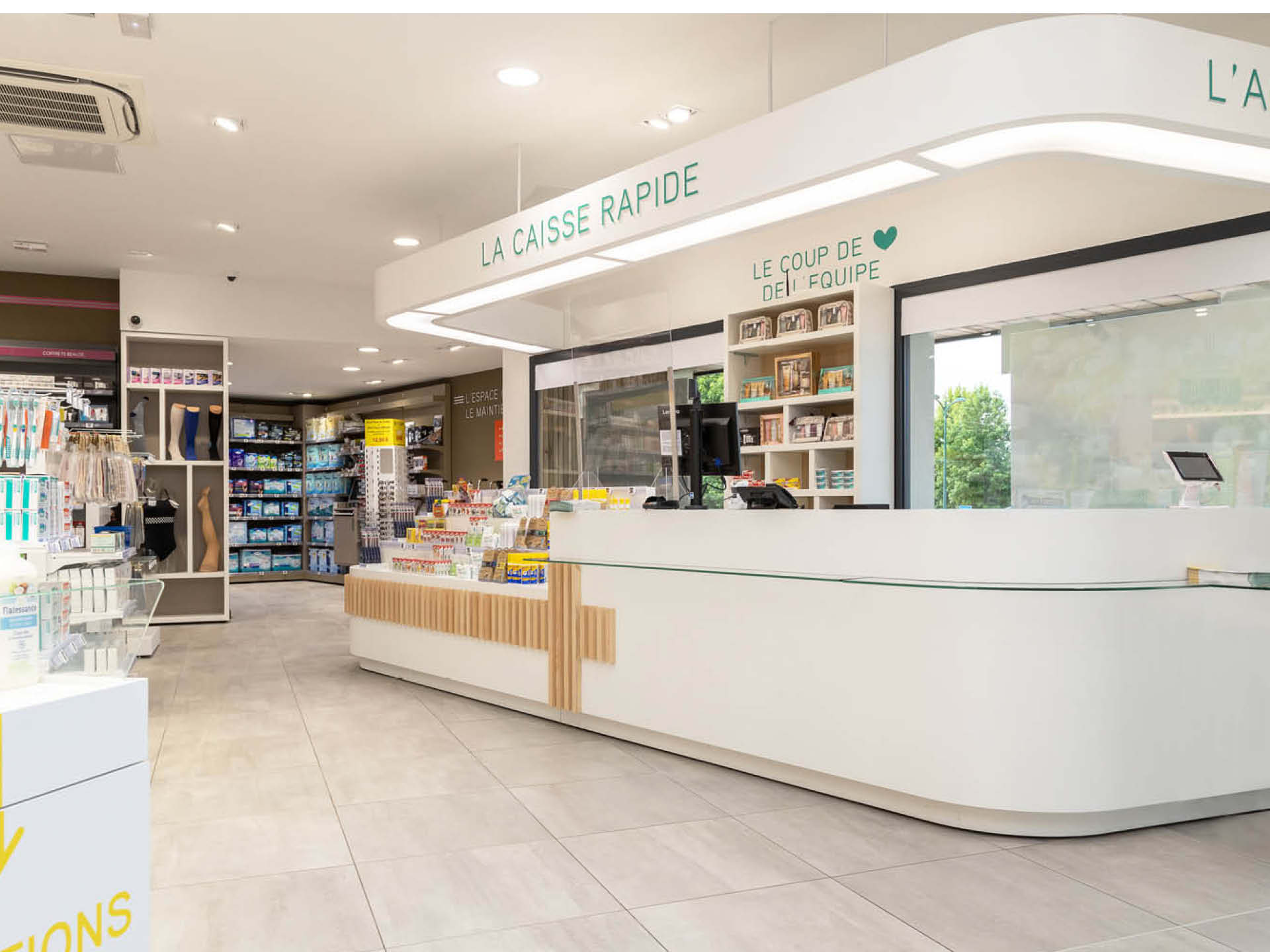 Comptoir caisse rapide sur mesure, situé près de l’entrée pour faciliter l’orientation client.