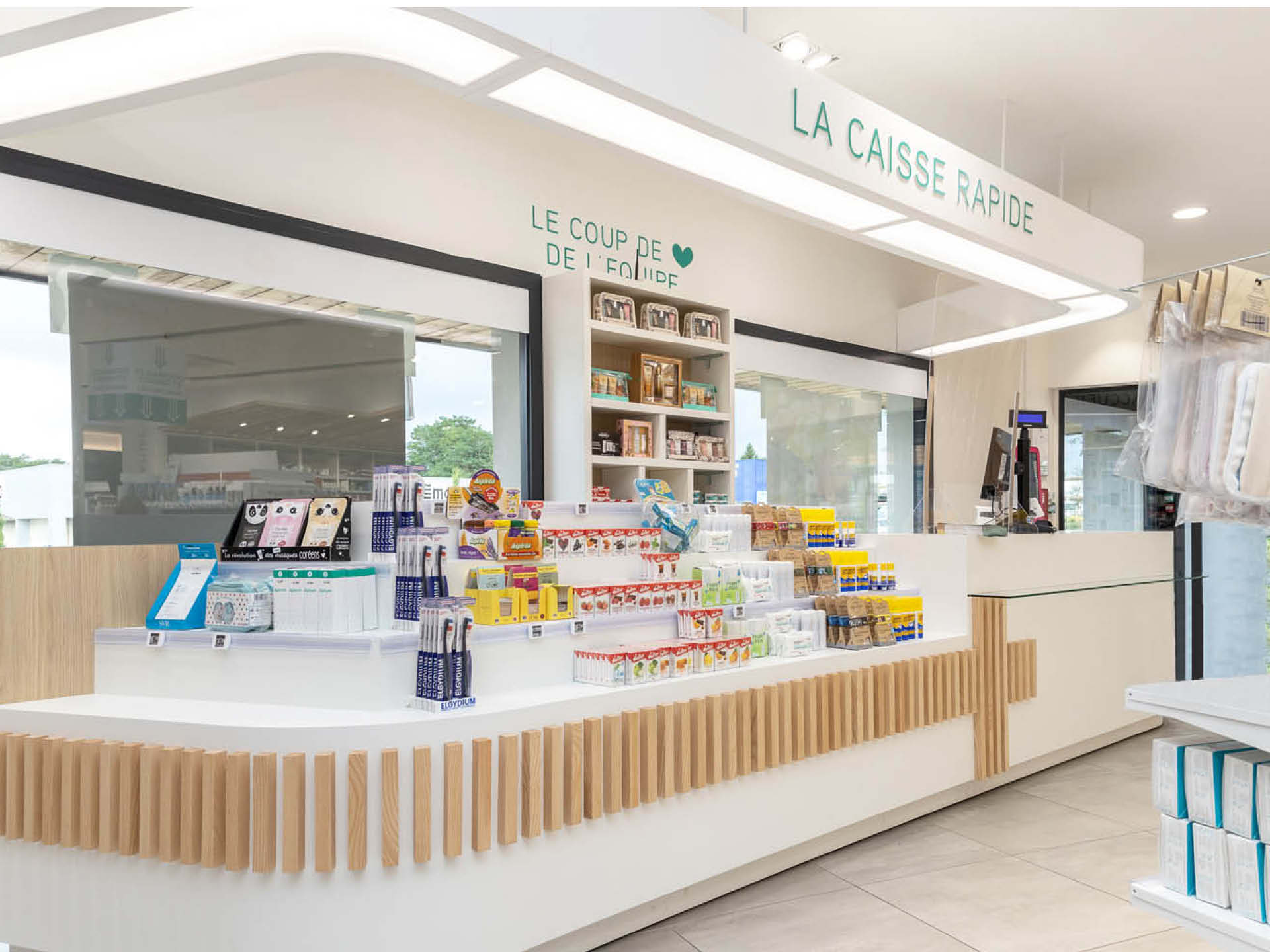 Comptoir caisse rapide sur mesure, situé près de l’entrée pour faciliter l’orientation client.