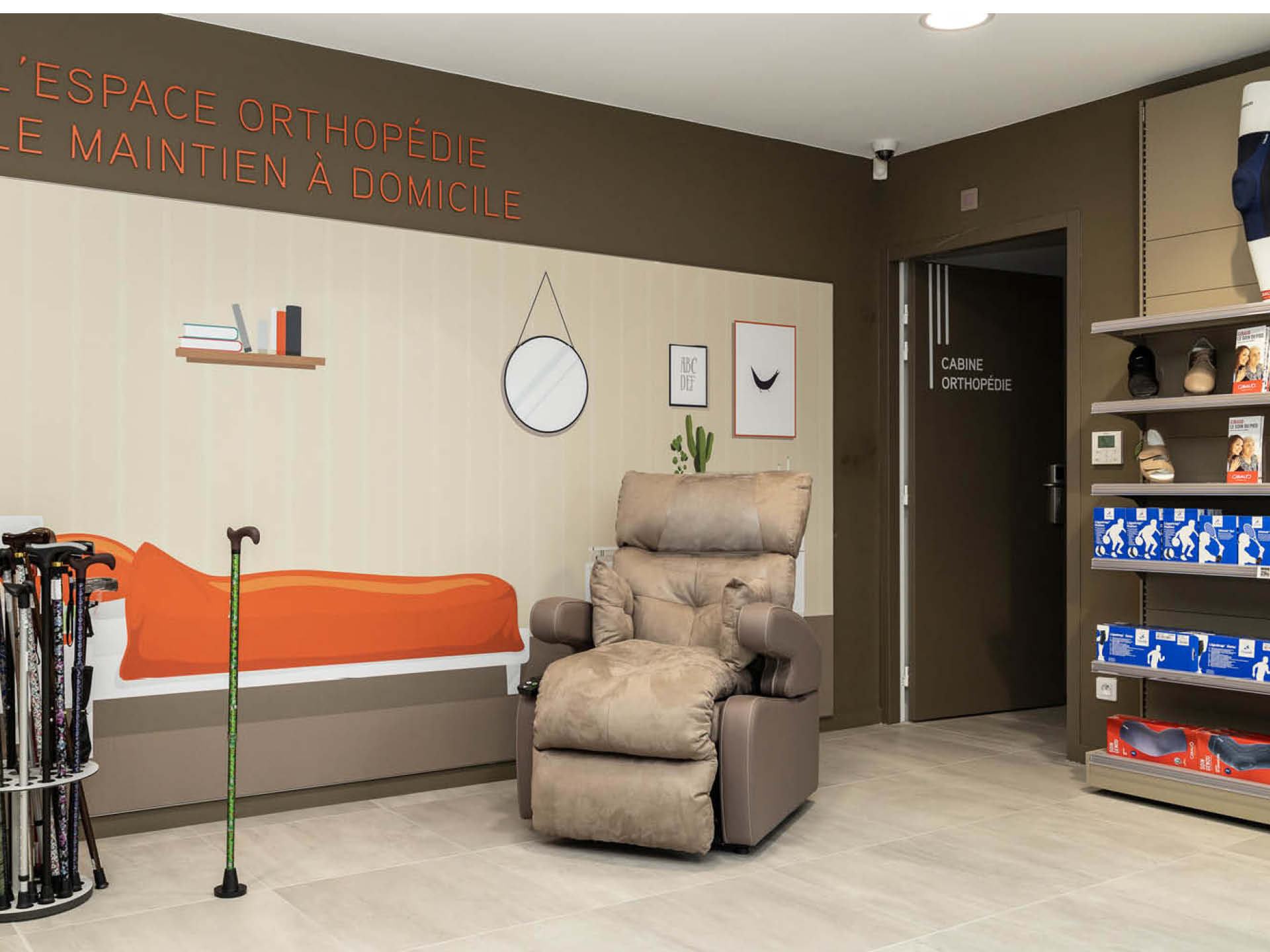 Espace maintien à domicile, identifiable par sa signalétique et ses équipements spécifiques.