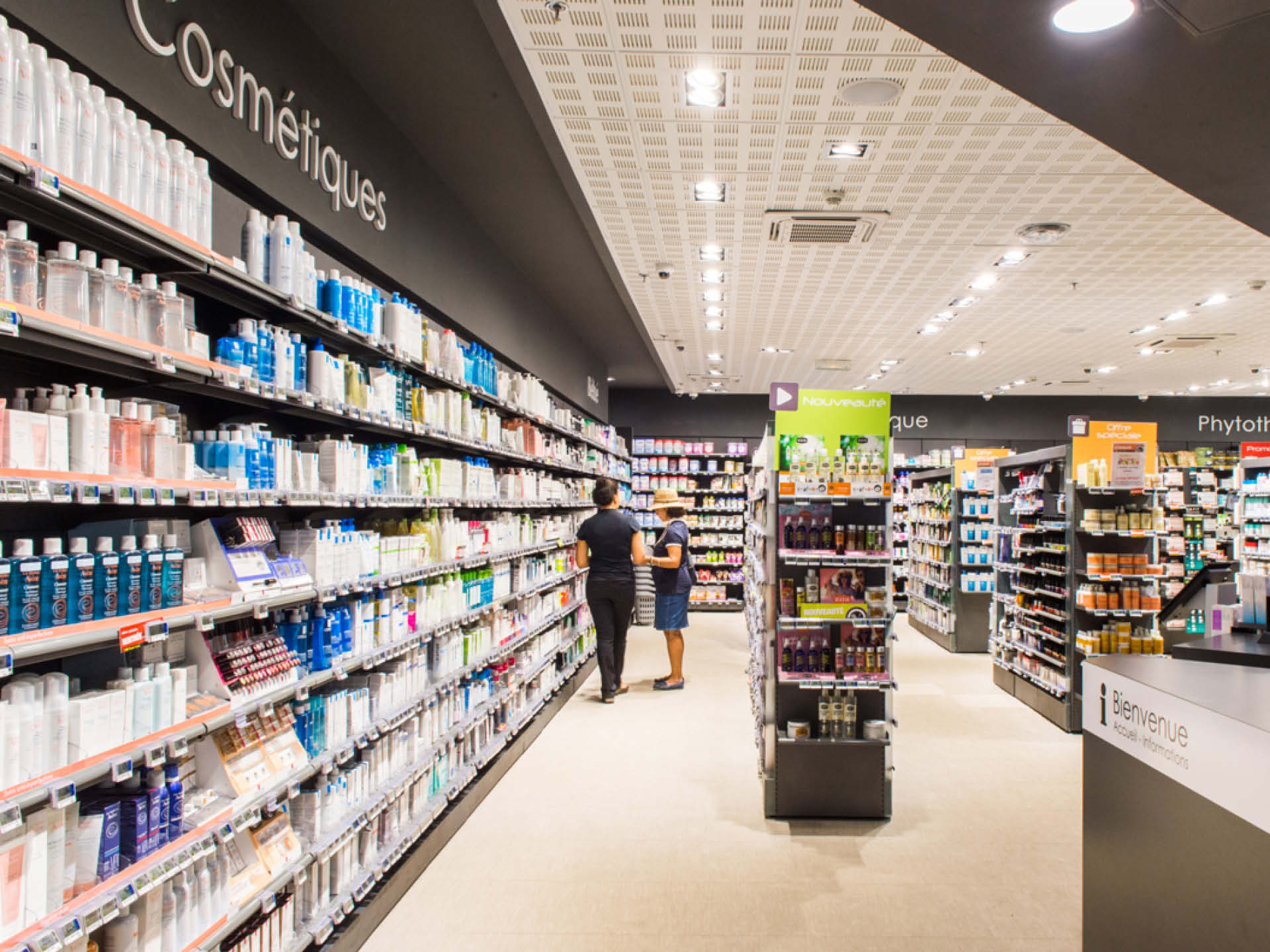 Aménagement moderne et connecté de la pharmacie du Rond-Point à Fort-de-France, alliant confort et efficacité.