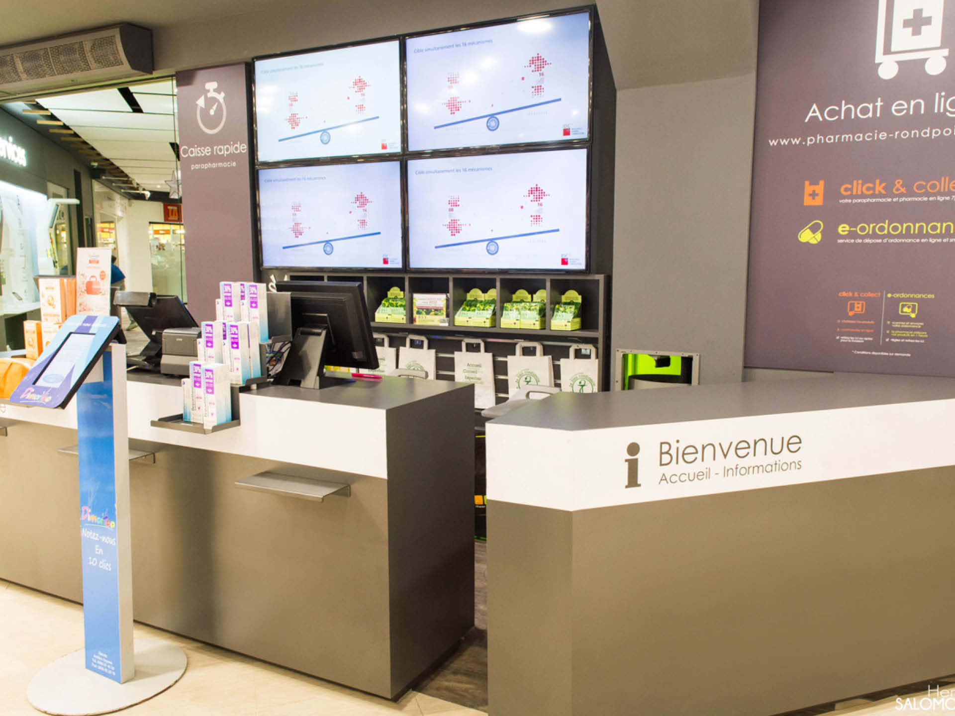 Espace de vente digitalisé avec écrans tactiles et mobilier design, favorisant l’autonomie et le confort des patients.
