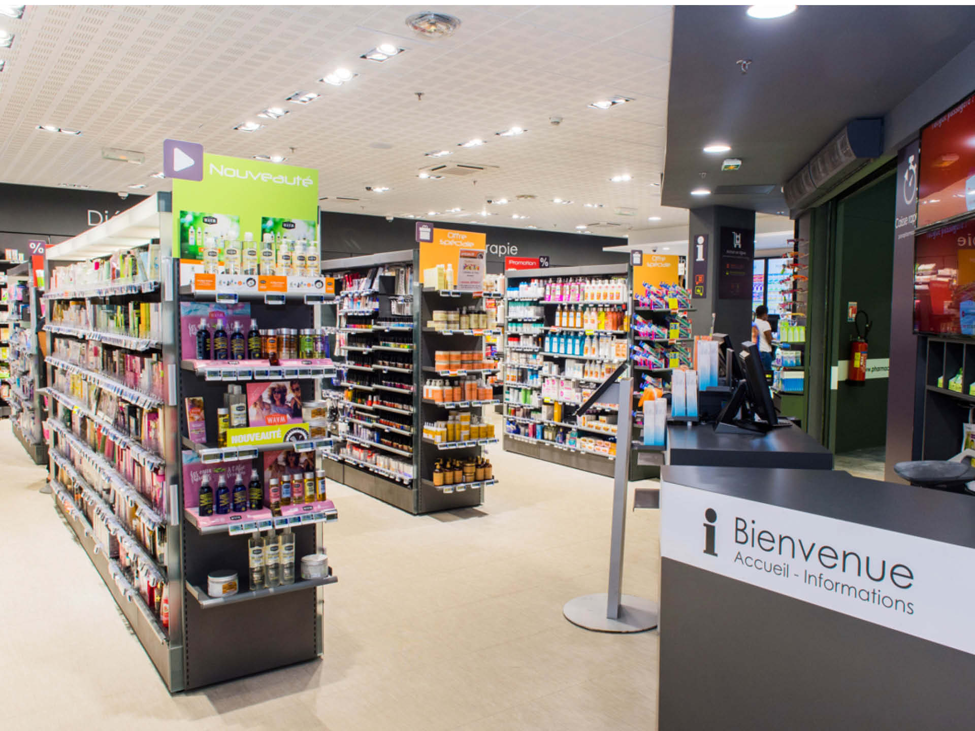 Aménagement moderne et connecté de la pharmacie du Rond-Point à Fort-de-France, alliant confort et efficacité.