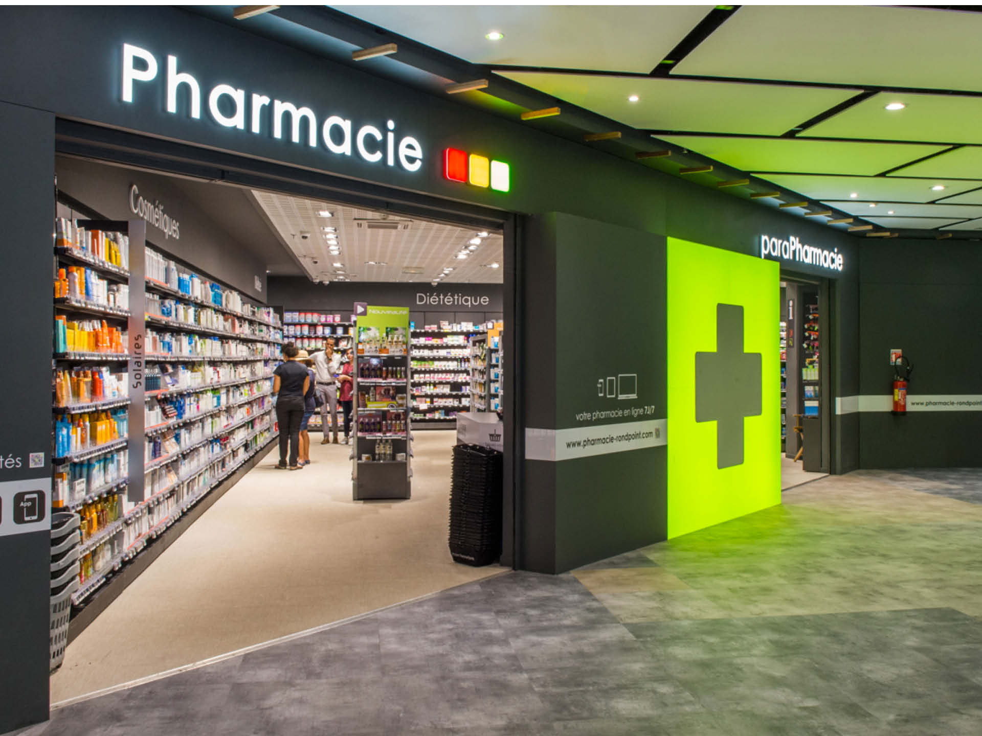 Façade moderne et lumineuse de la pharmacie du Rond-Point, intégrée dans le centre commercial de Fort-de-France