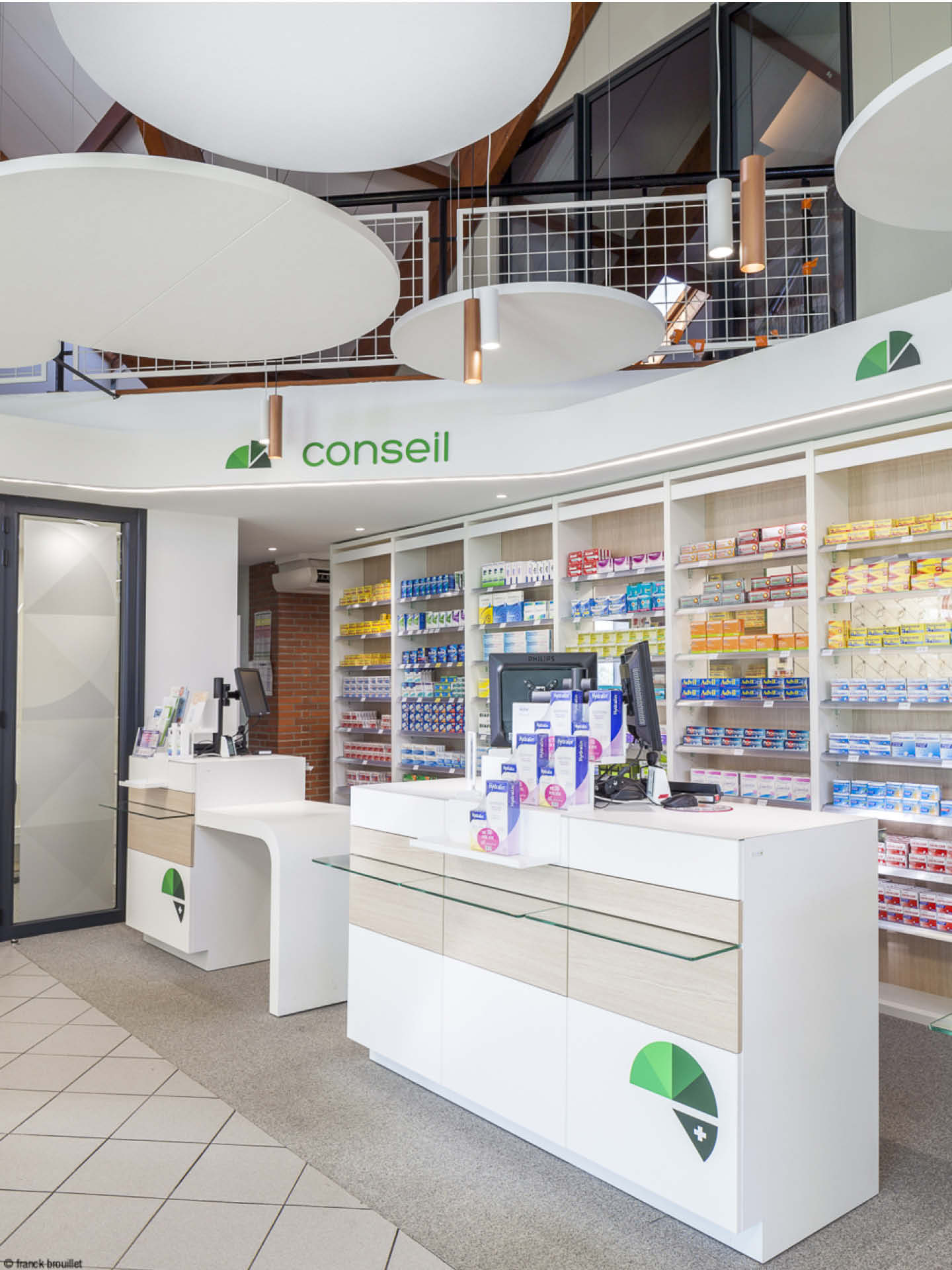 Zone de vente et comptoirs espacés — Circulation fluide et confidentialité renforcée pour les patients.